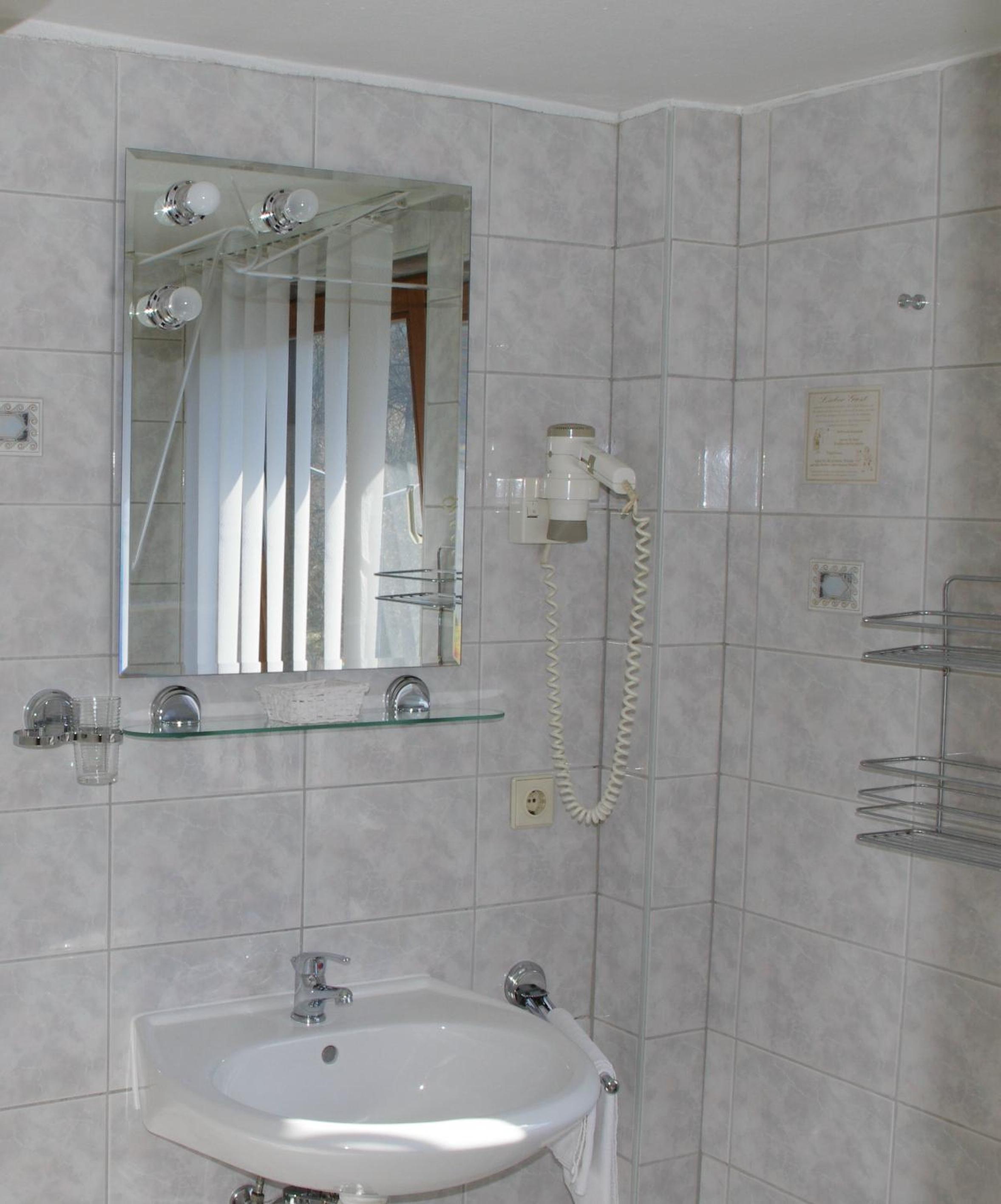 Standard Double Room - Photo 8