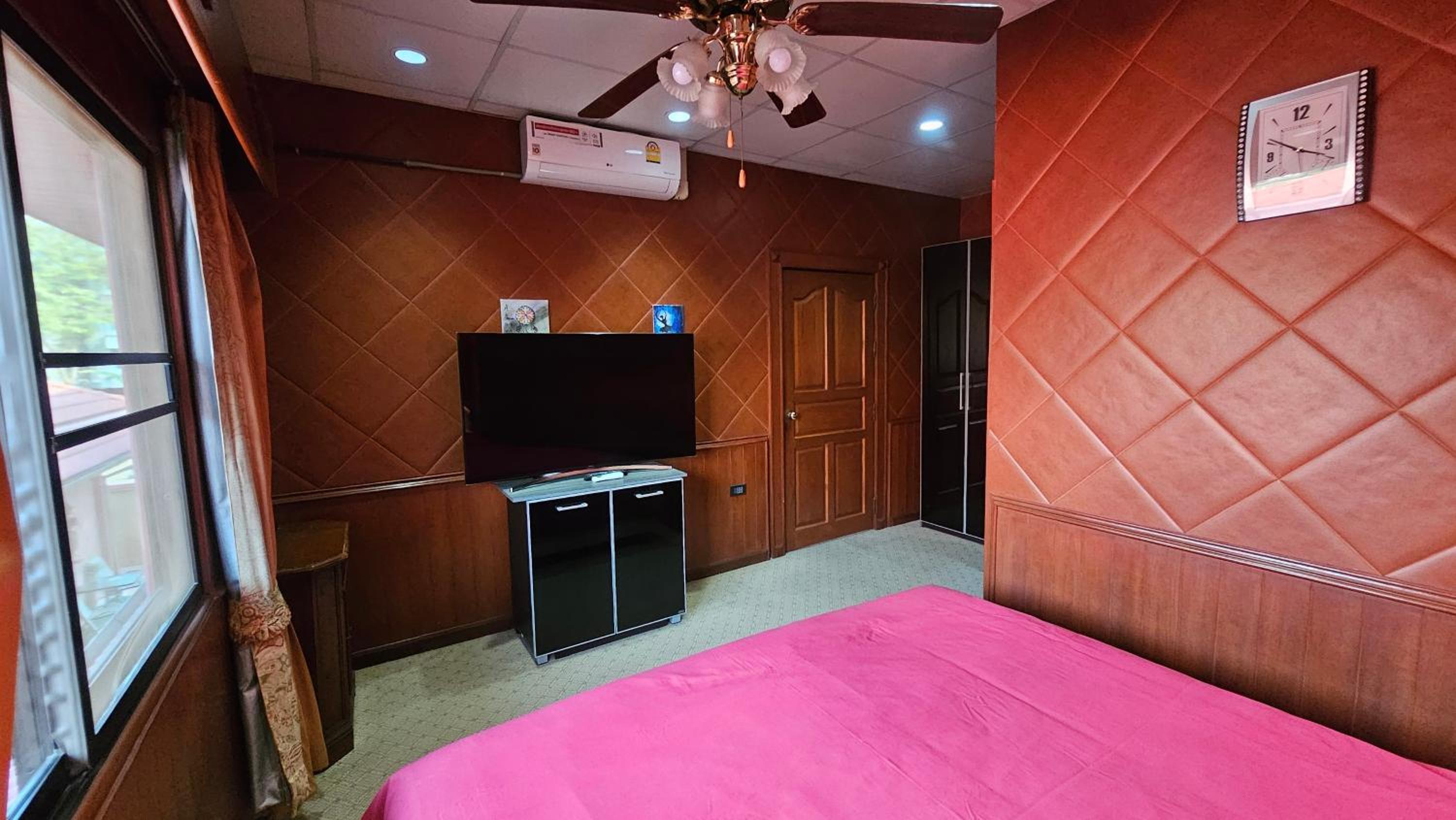 Two-Bedroom Deluxe Apartment photo 3