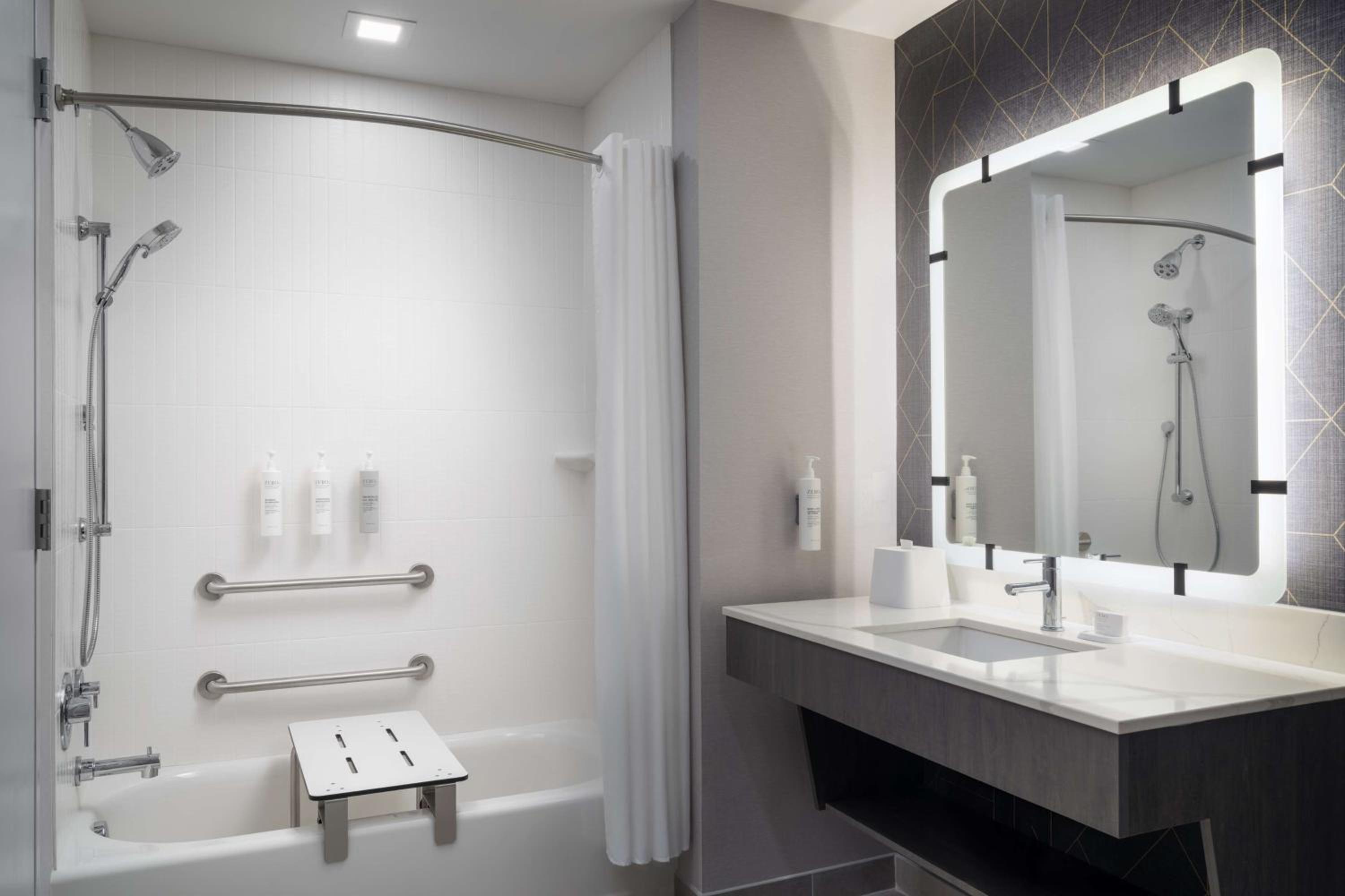 Studio Suite With Two Queen Beds And Tub - Mobility Access photo 3