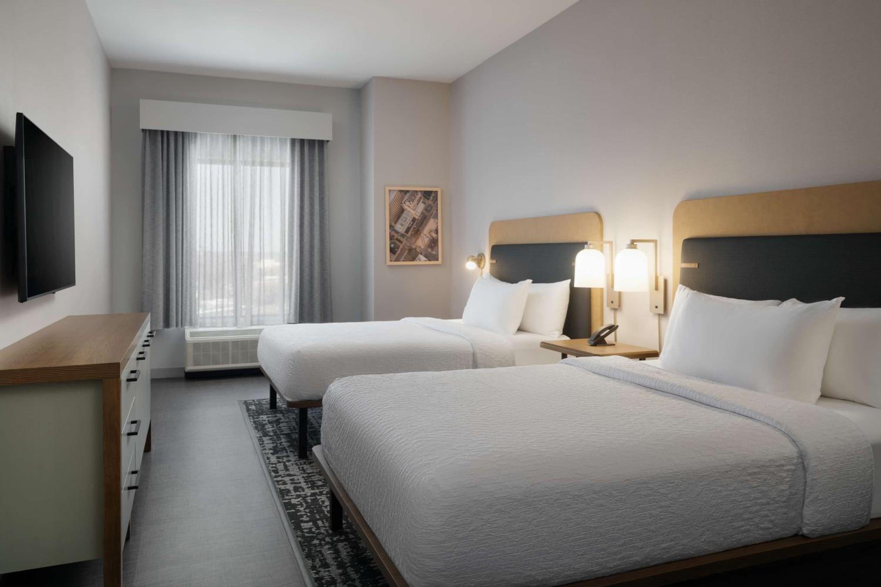 One-Bedroom Queen Suite With Two Queen Beds - Photo 3