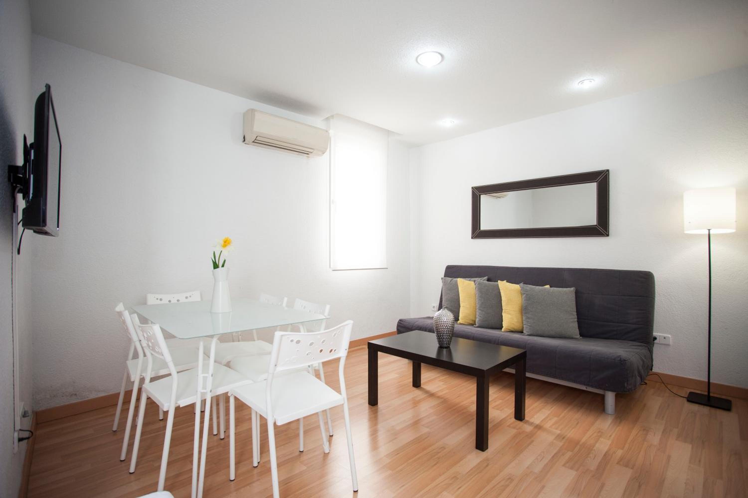 One-Bedroom Apartment (6 Adults) photo 2