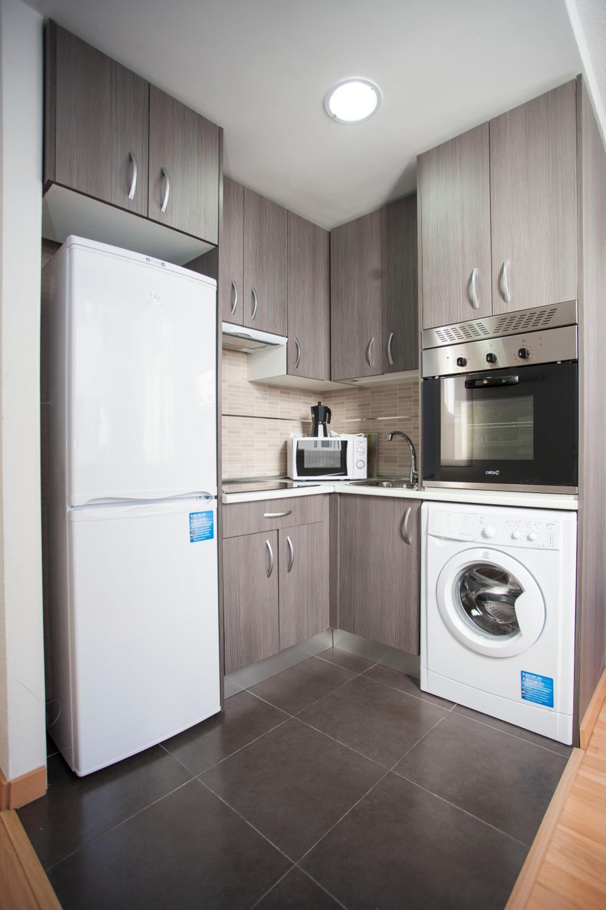 One-Bedroom Apartment (6 Adults) photo 3