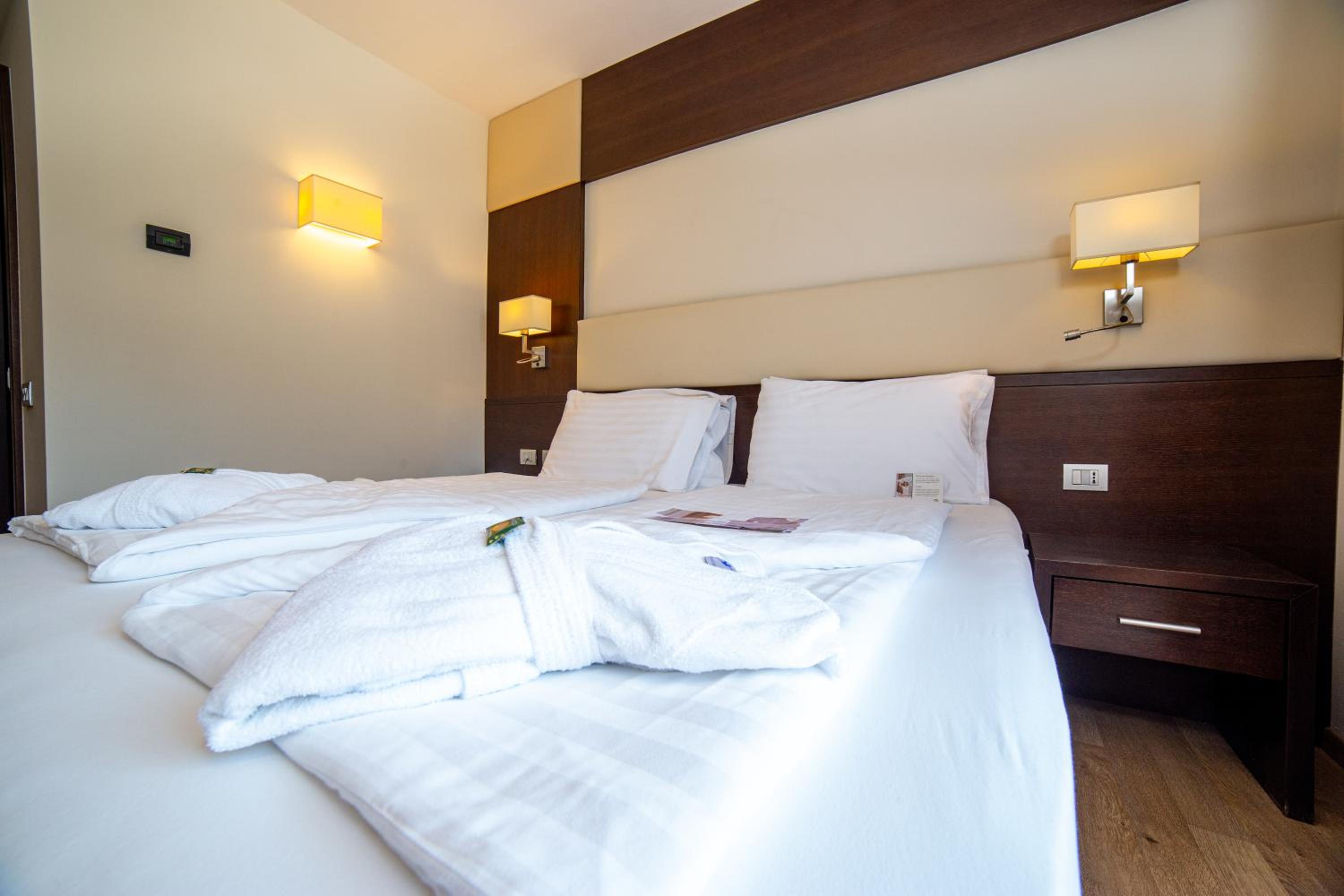 Executive King Room with Balcony and Hot Tub - Non-Smoking - Photo 1