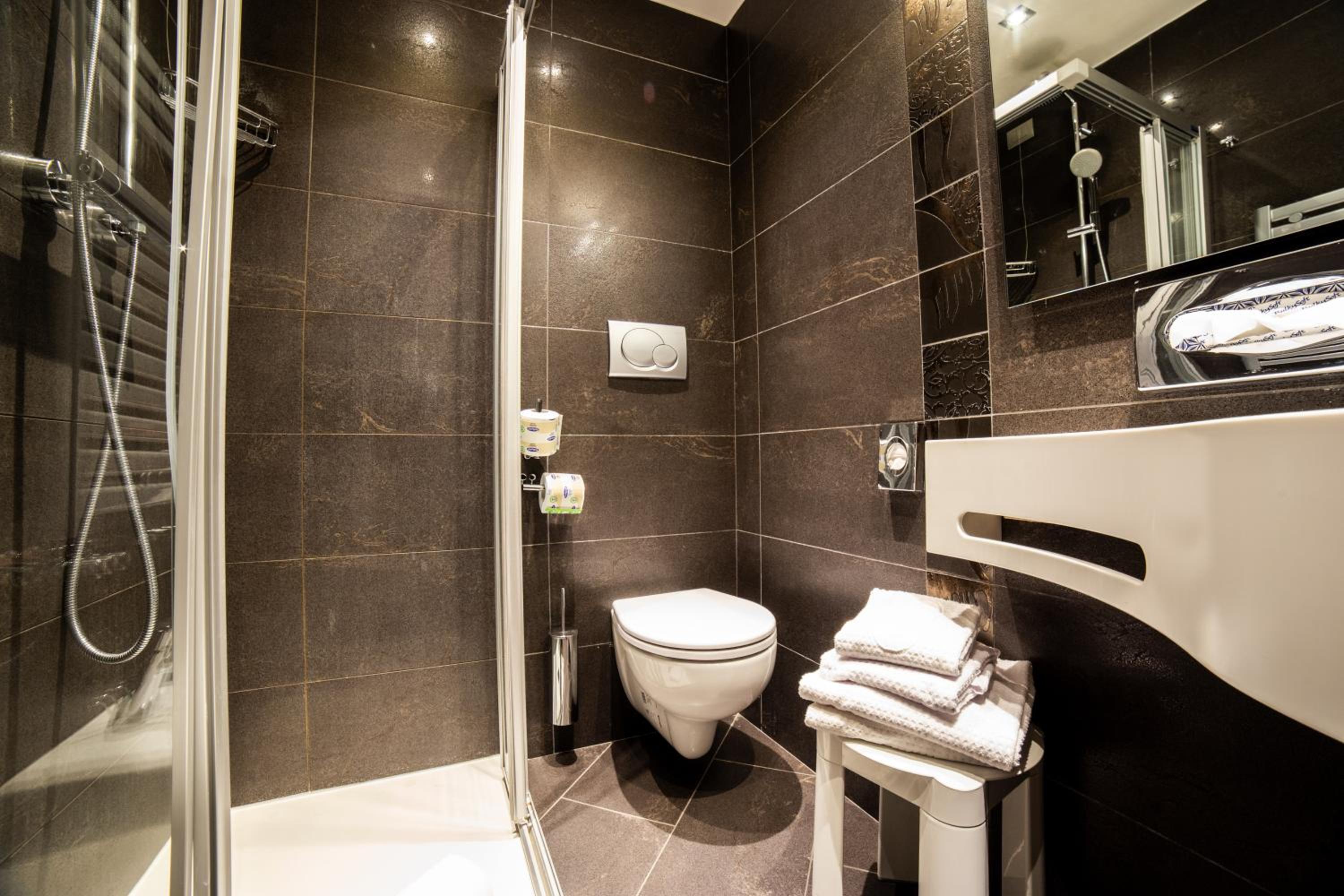 Executive King Room with Balcony and Hot Tub - Non-Smoking - Photo 2