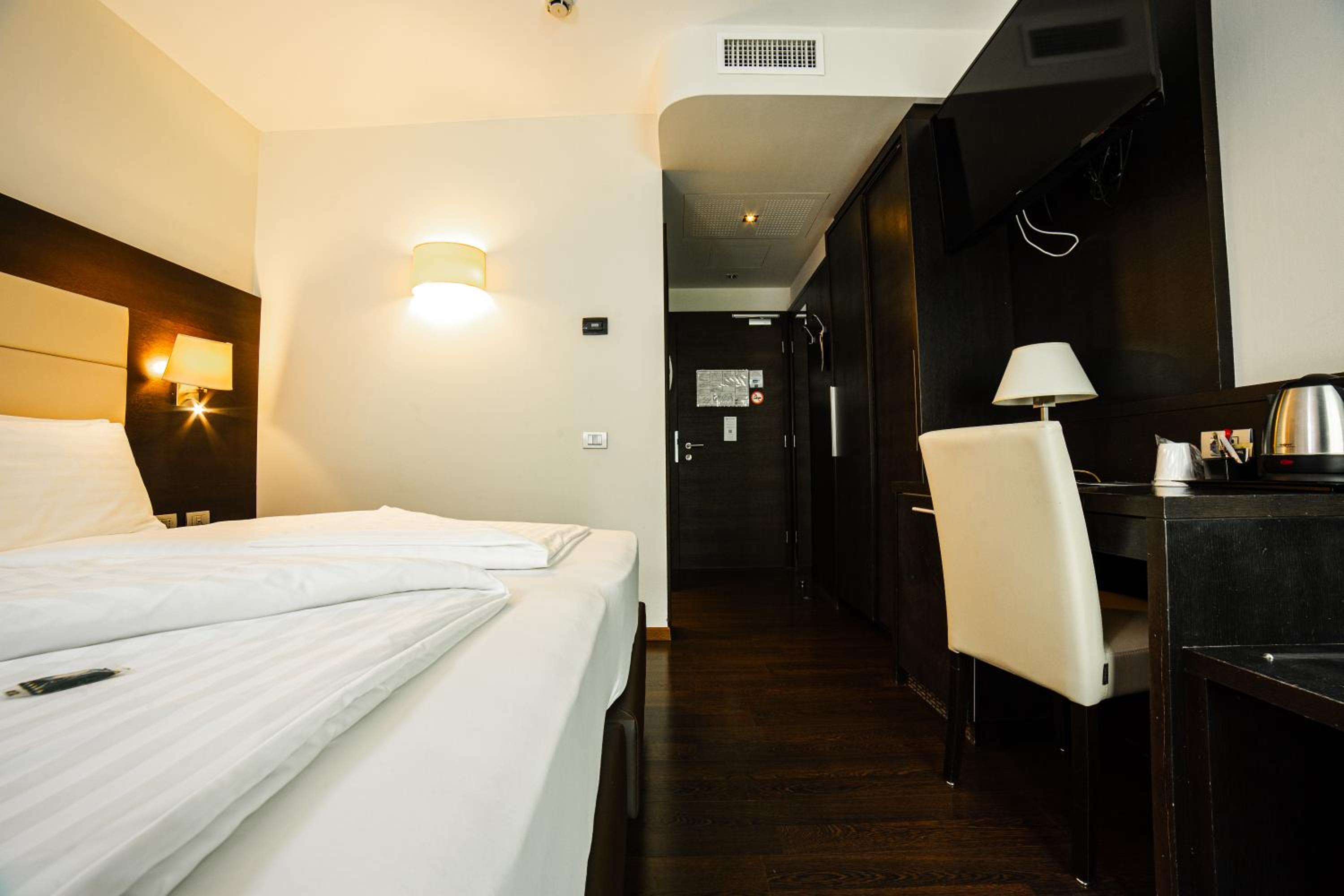 Executive King Room with Balcony and Hot Tub - Non-Smoking - Photo 3