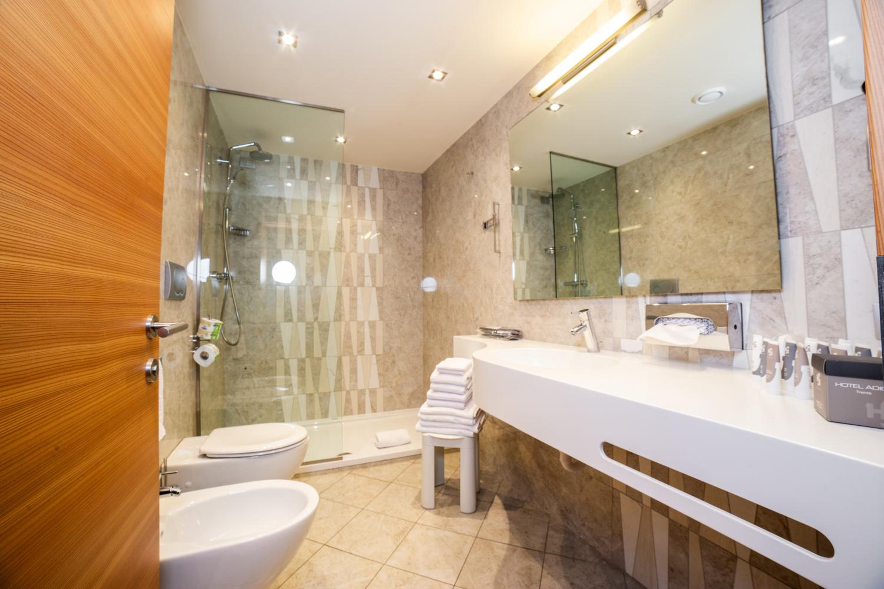 Junior King Suite with Sofa Bed, Balcony and Hot Tub - Non-Smoking - Photo 4