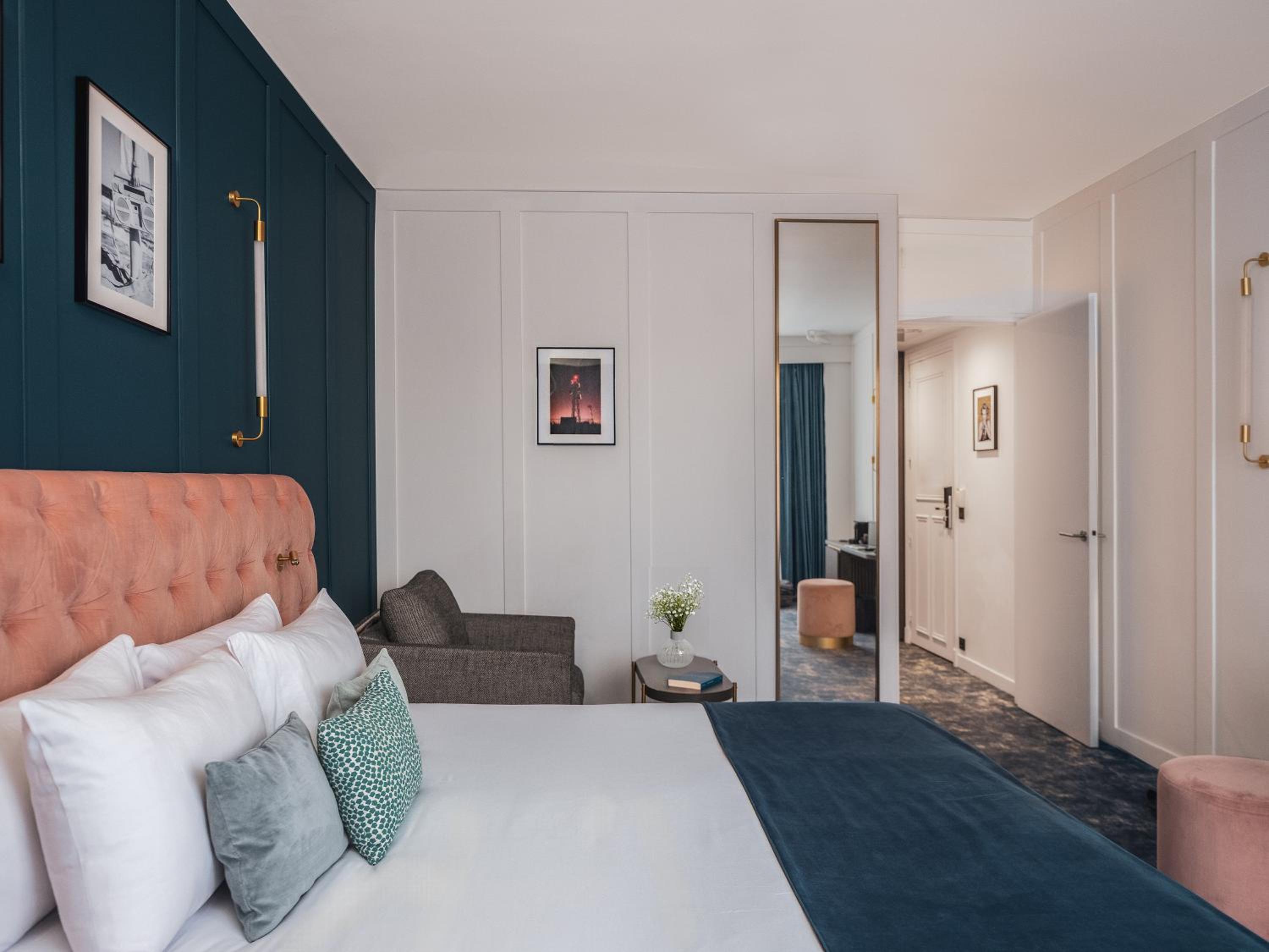 Deluxe Double Room thumbnail 6
