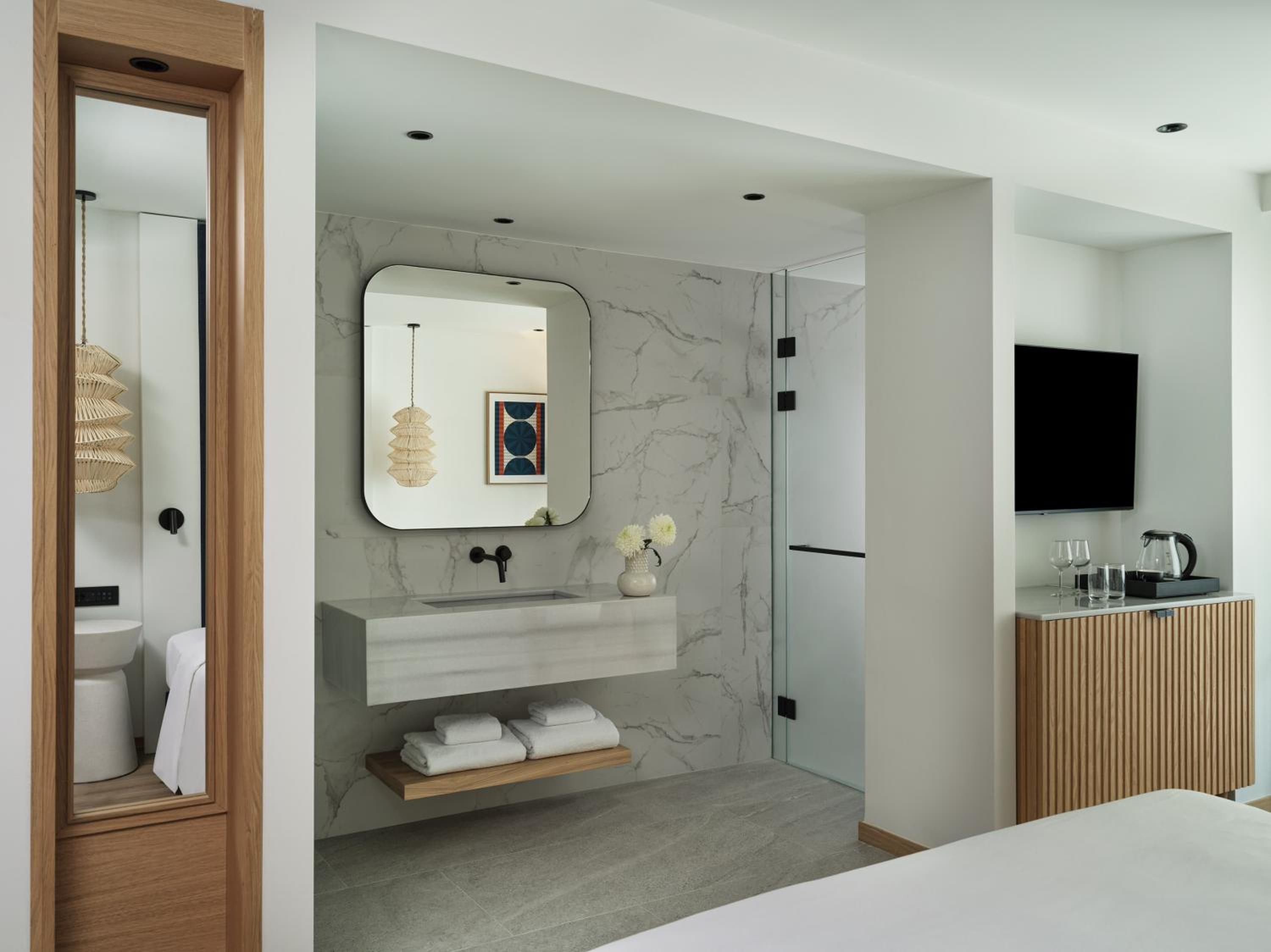 Premium King Room with Sofa Bed thumbnail 5