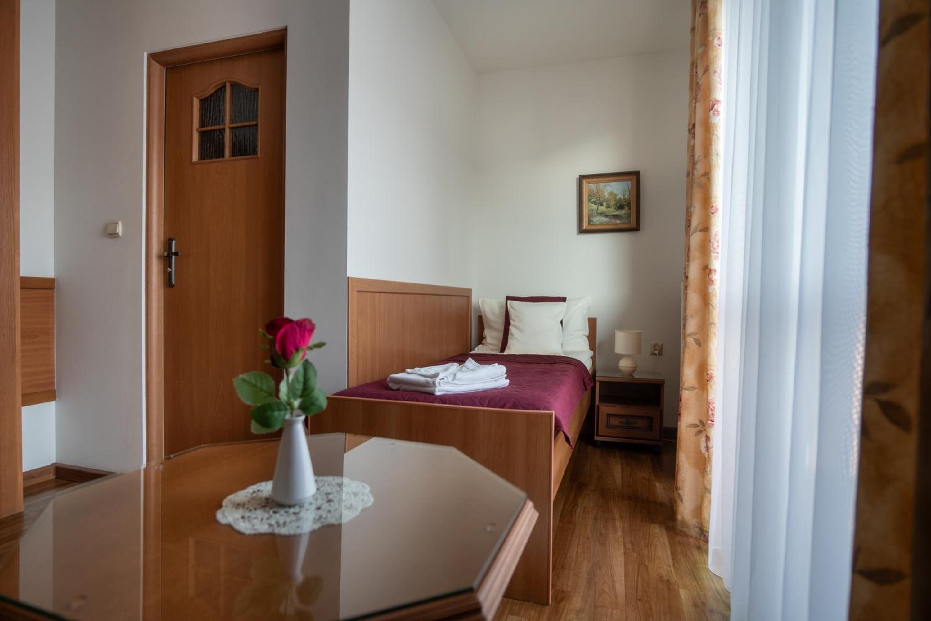 Single Room with Bathroom photo 2