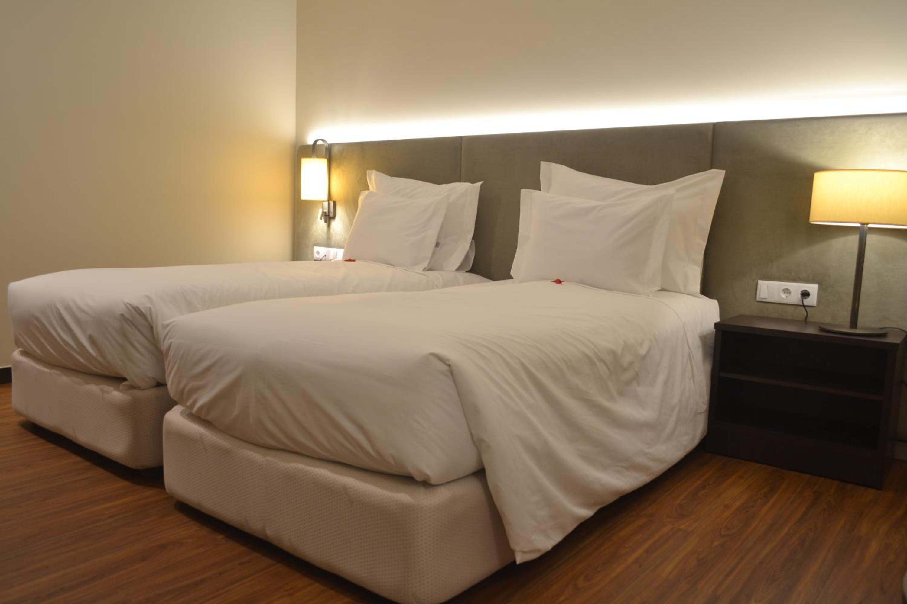 Premium Twin Room - Photo 2