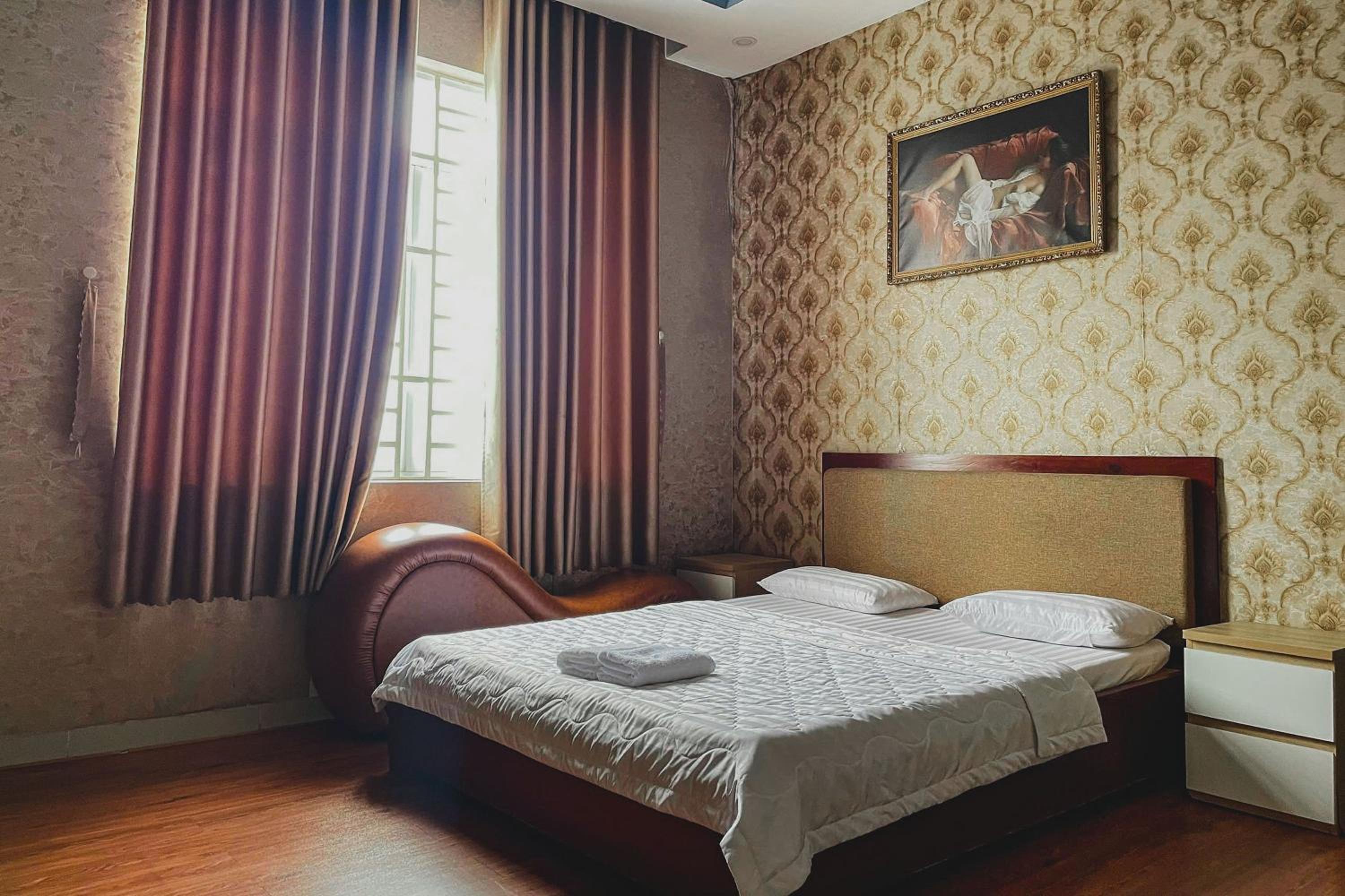 Queen Room photo 2