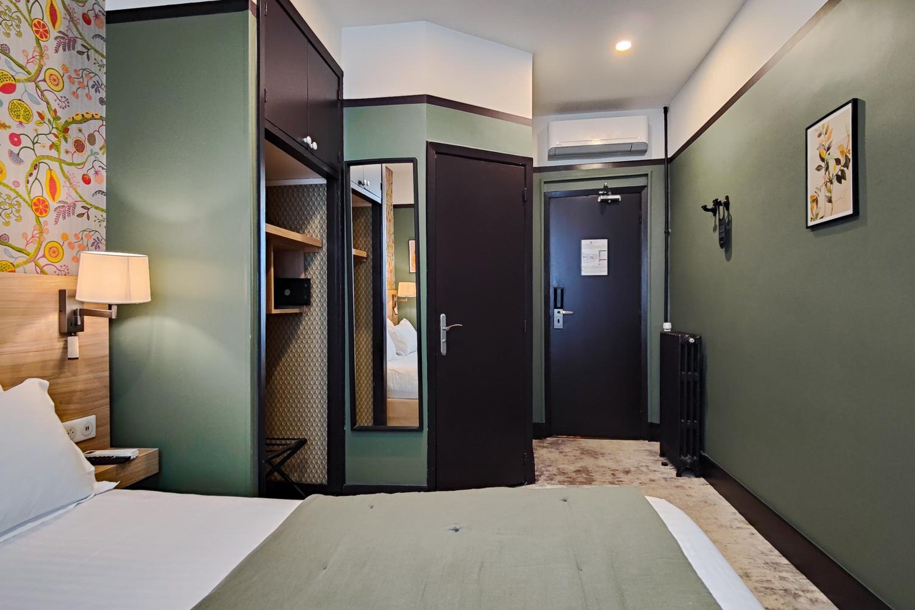 Standard Double Room thumbnail 5