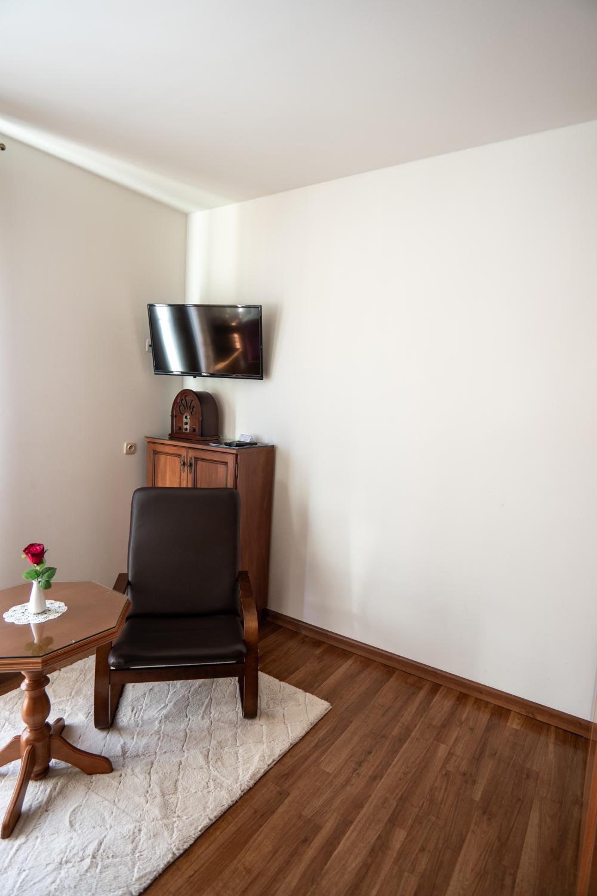 Single Room with Bathroom photo 2