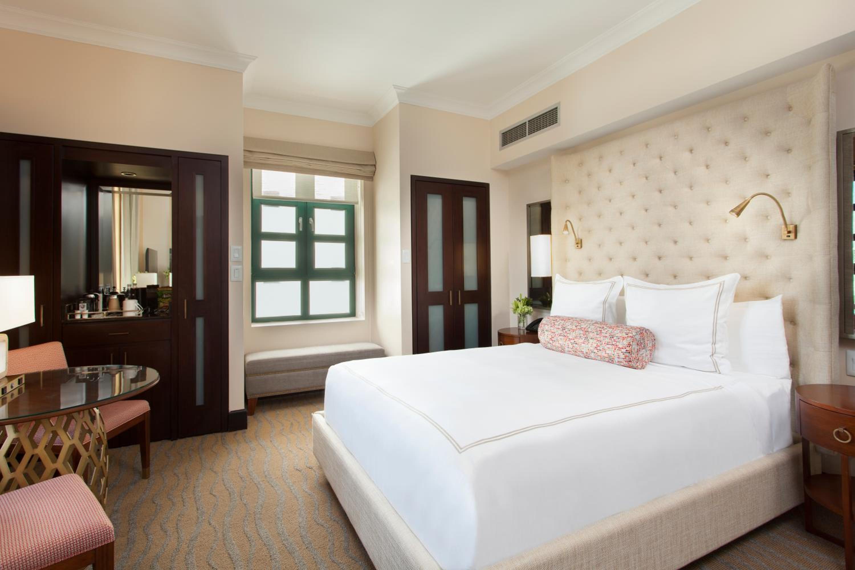 Deluxe King Room with City View