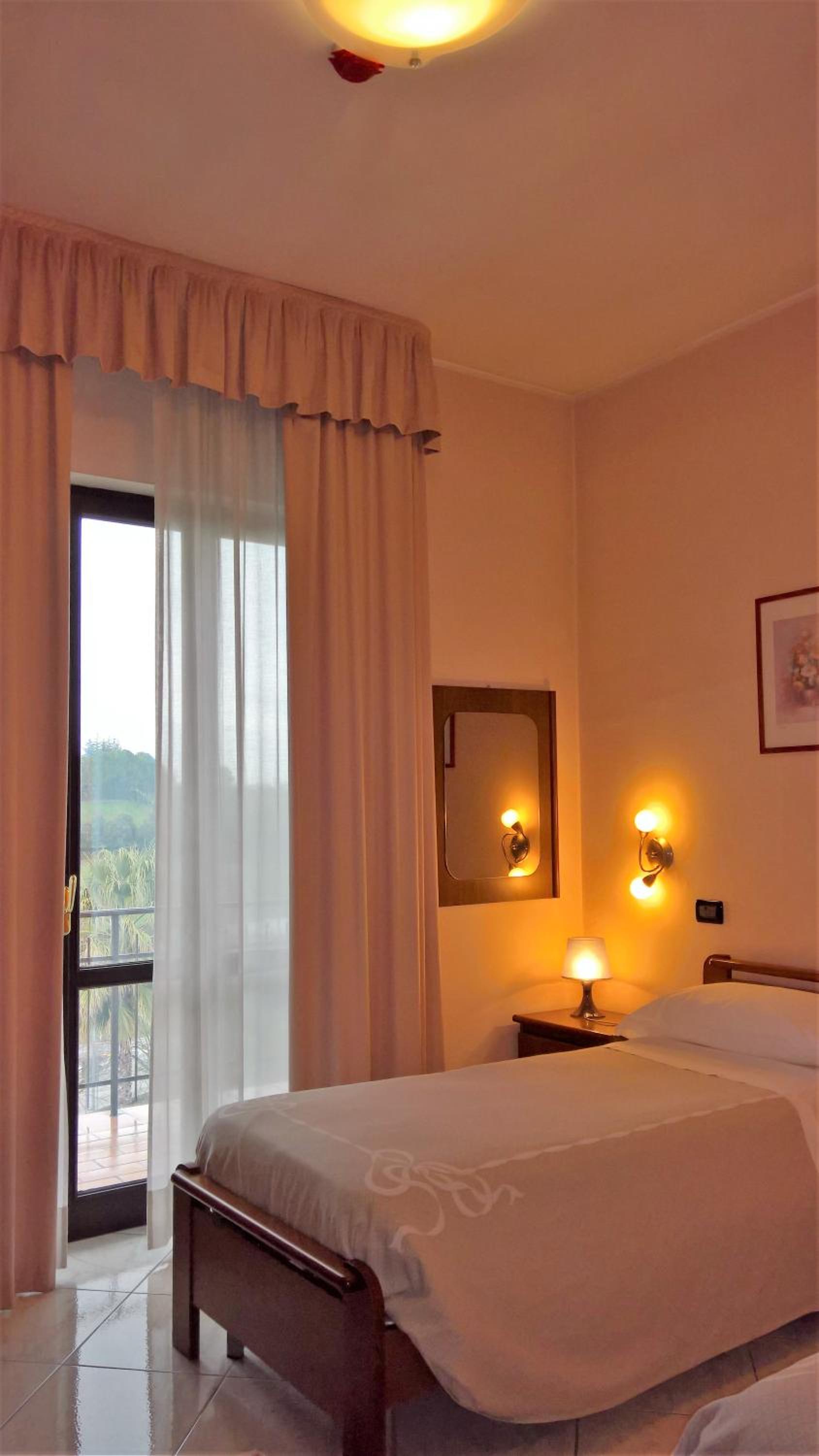 Twin Room - Photo 7