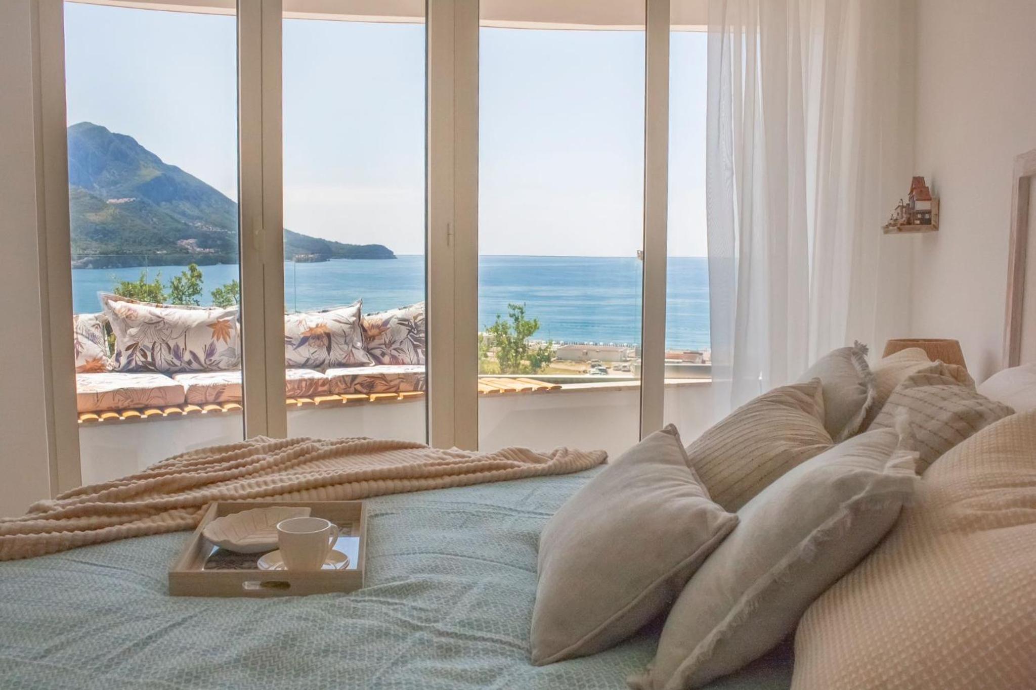 One-Bedroom Apartment with Sea View and Balcony photo 2