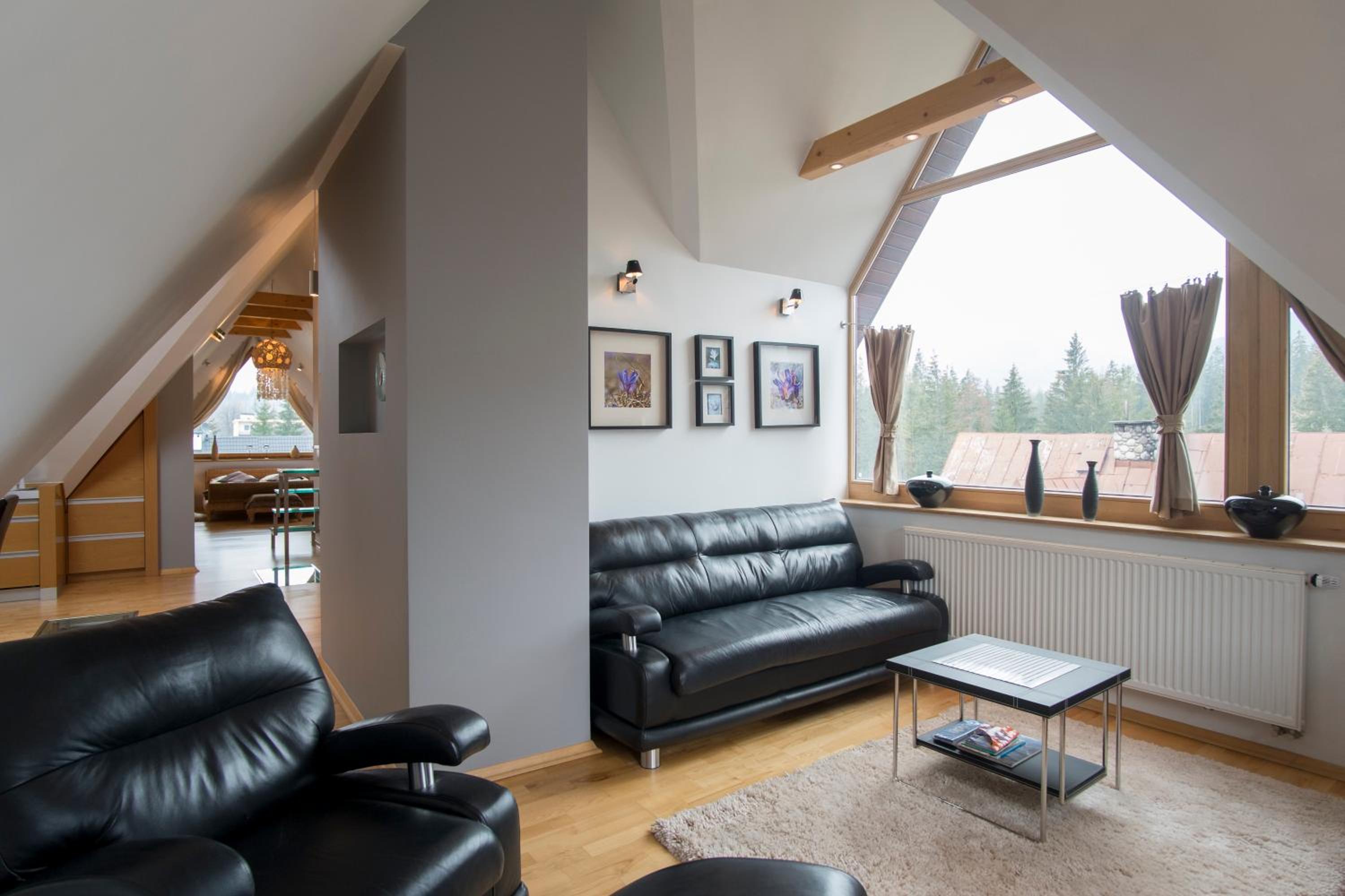 Apartment with Mountain View - Photo 2