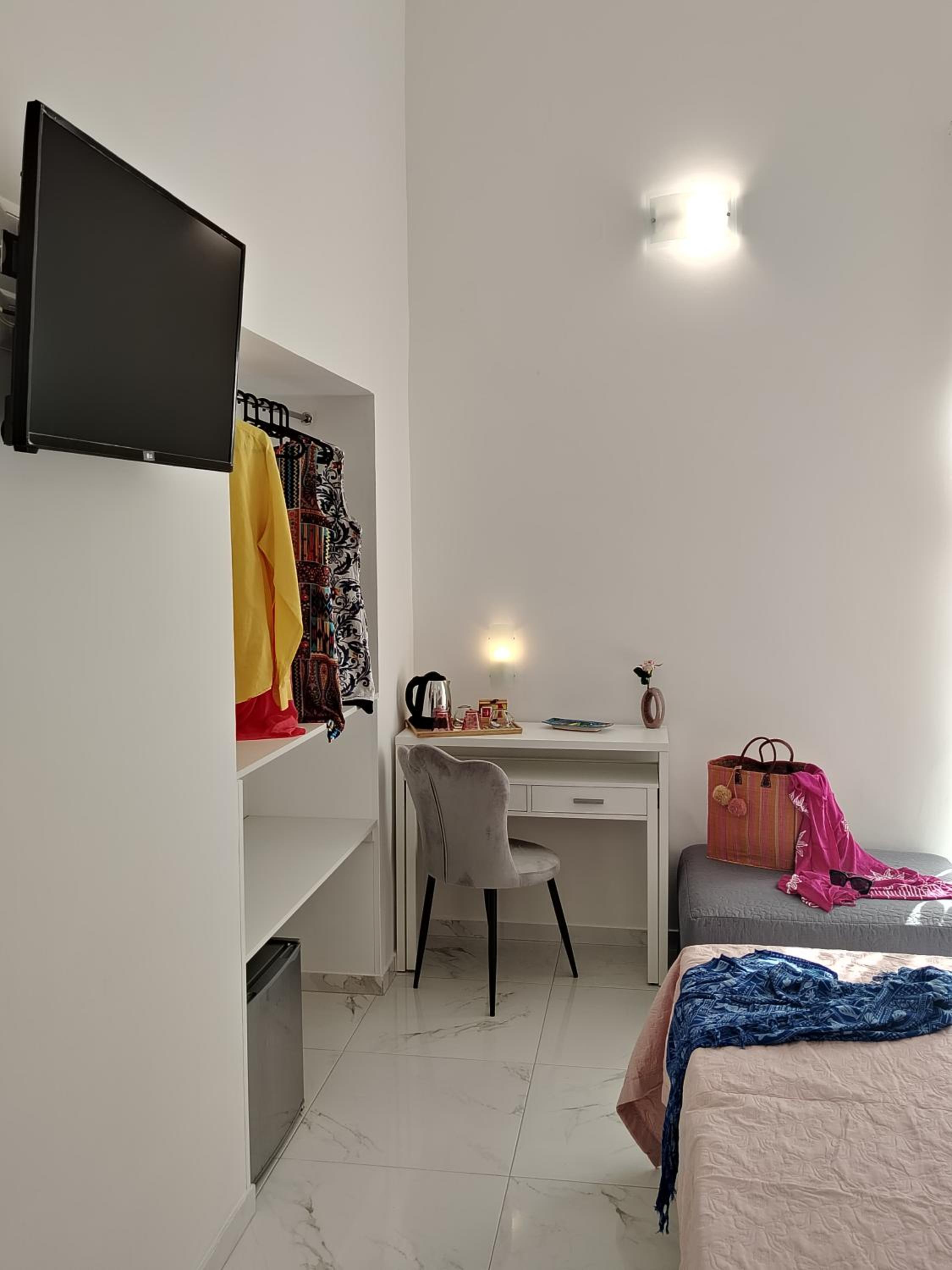 Double Room with Balcony - Photo 2