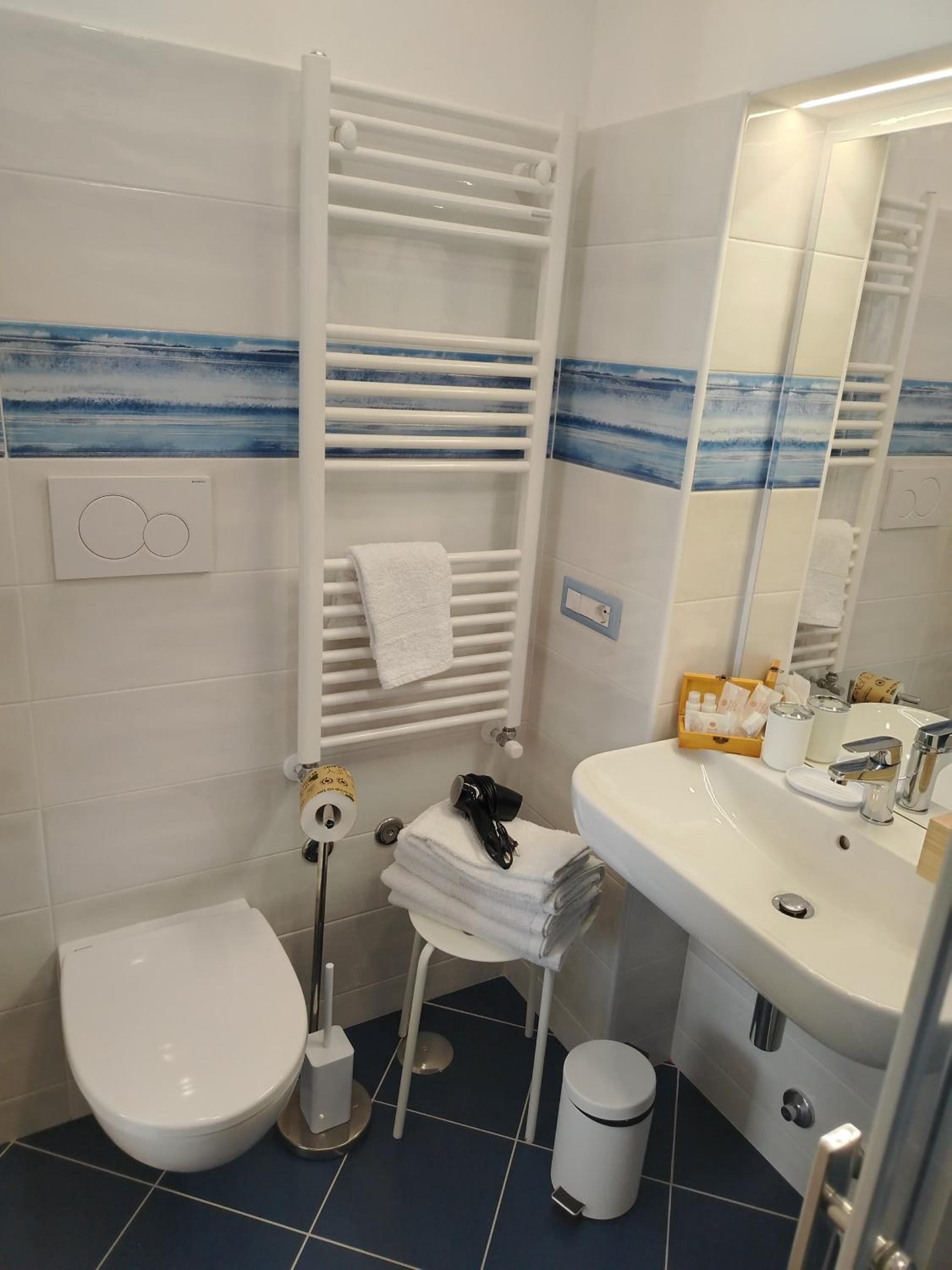 Double Room with Balcony - Photo 6