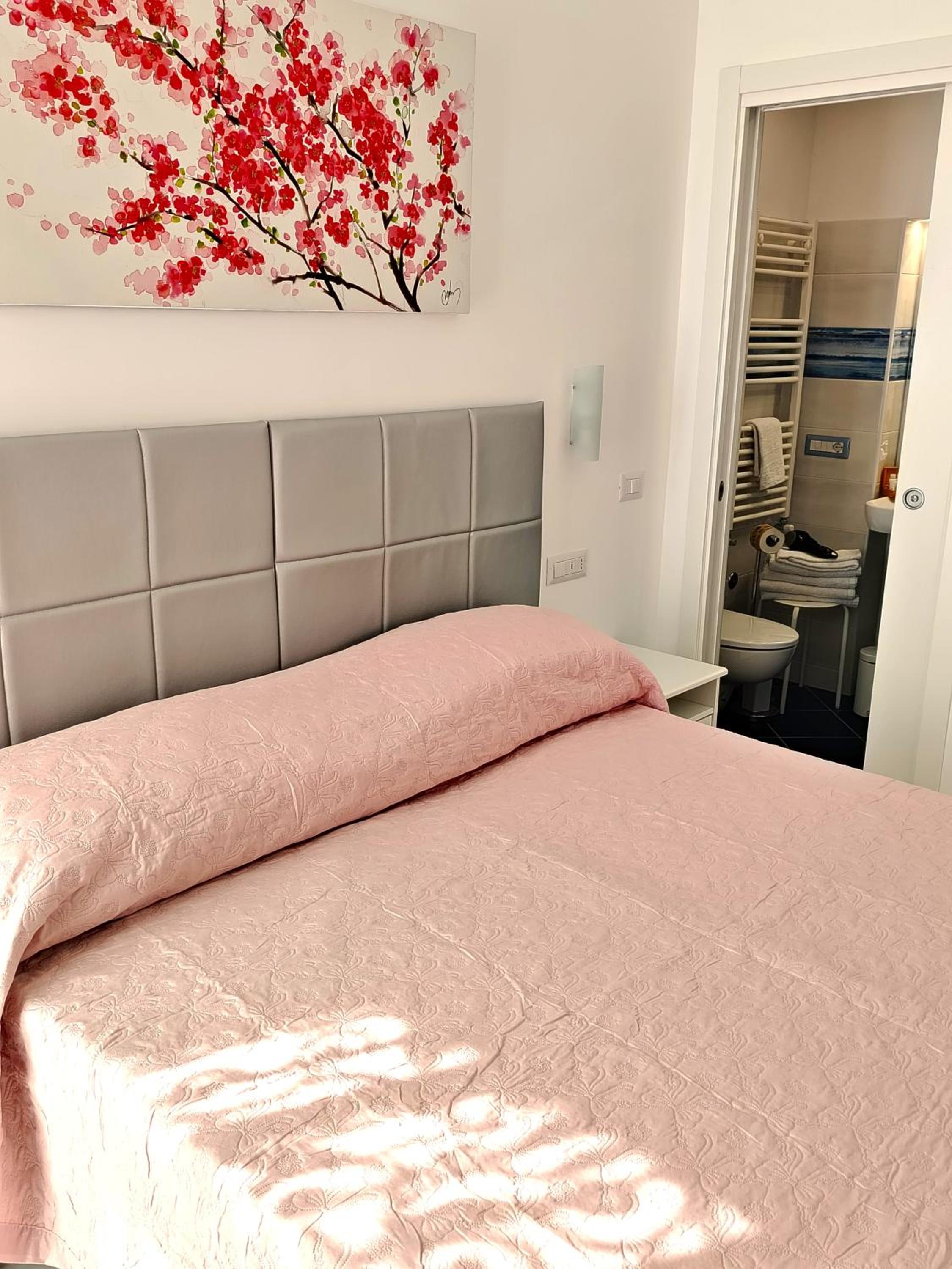 Double Room with Balcony - Photo 5