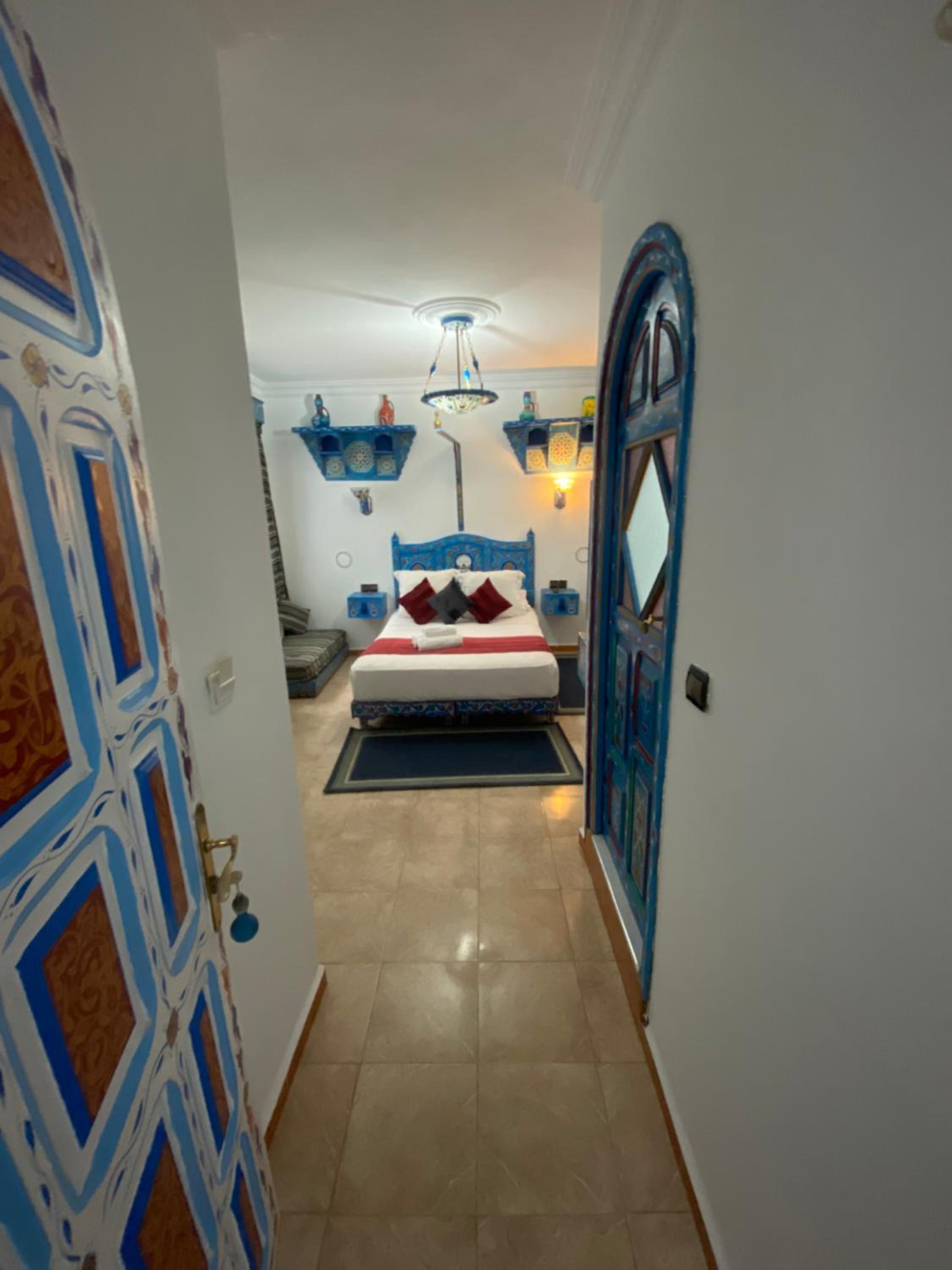Deluxe King Room - Photo 9