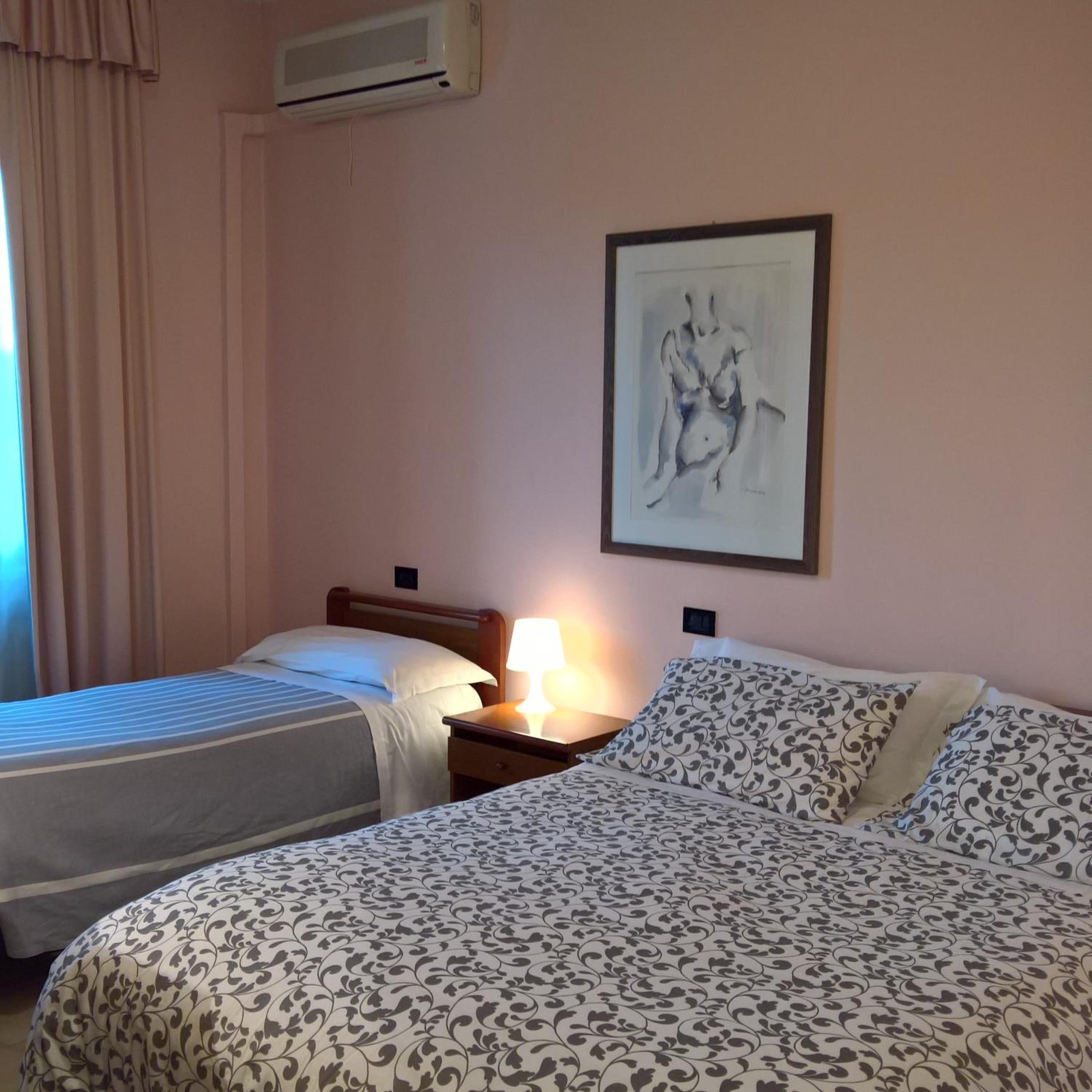 Double Room - Photo 9