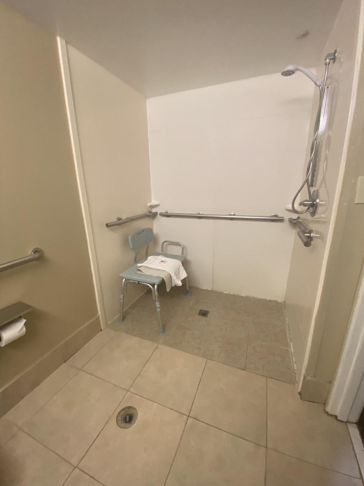 One-Bedroom Suite - Communications and Mobility Accessible - Photo 5