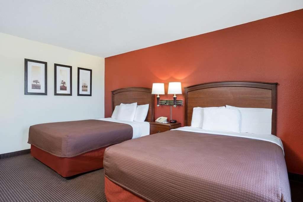 Queen Room with Two Queen Beds - Pet Friendly/Non-Smoking photo 2