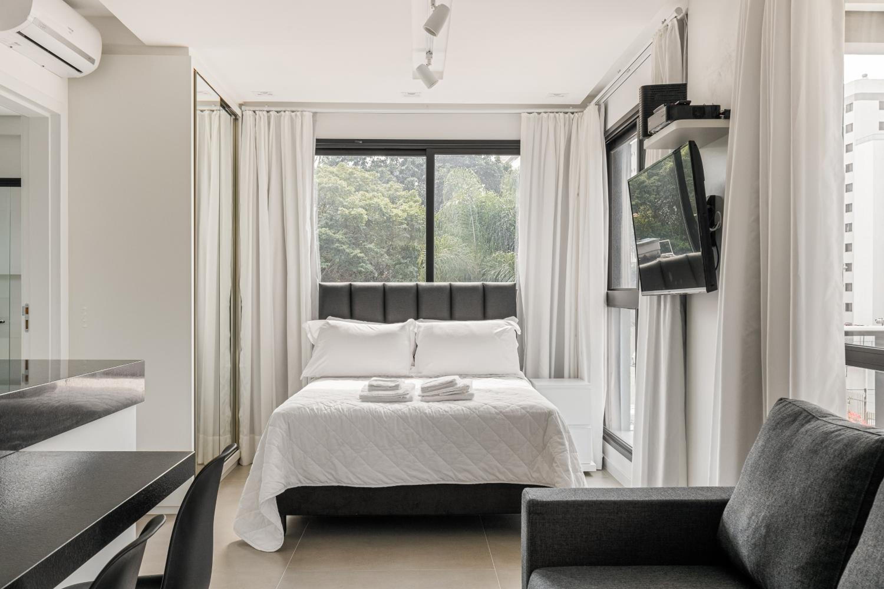 Apartment with City View - Photo 6