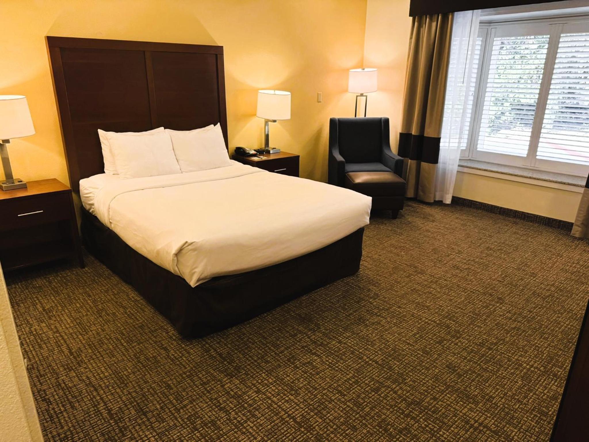 Queen Room - Accessible/Non-Smoking photo 3