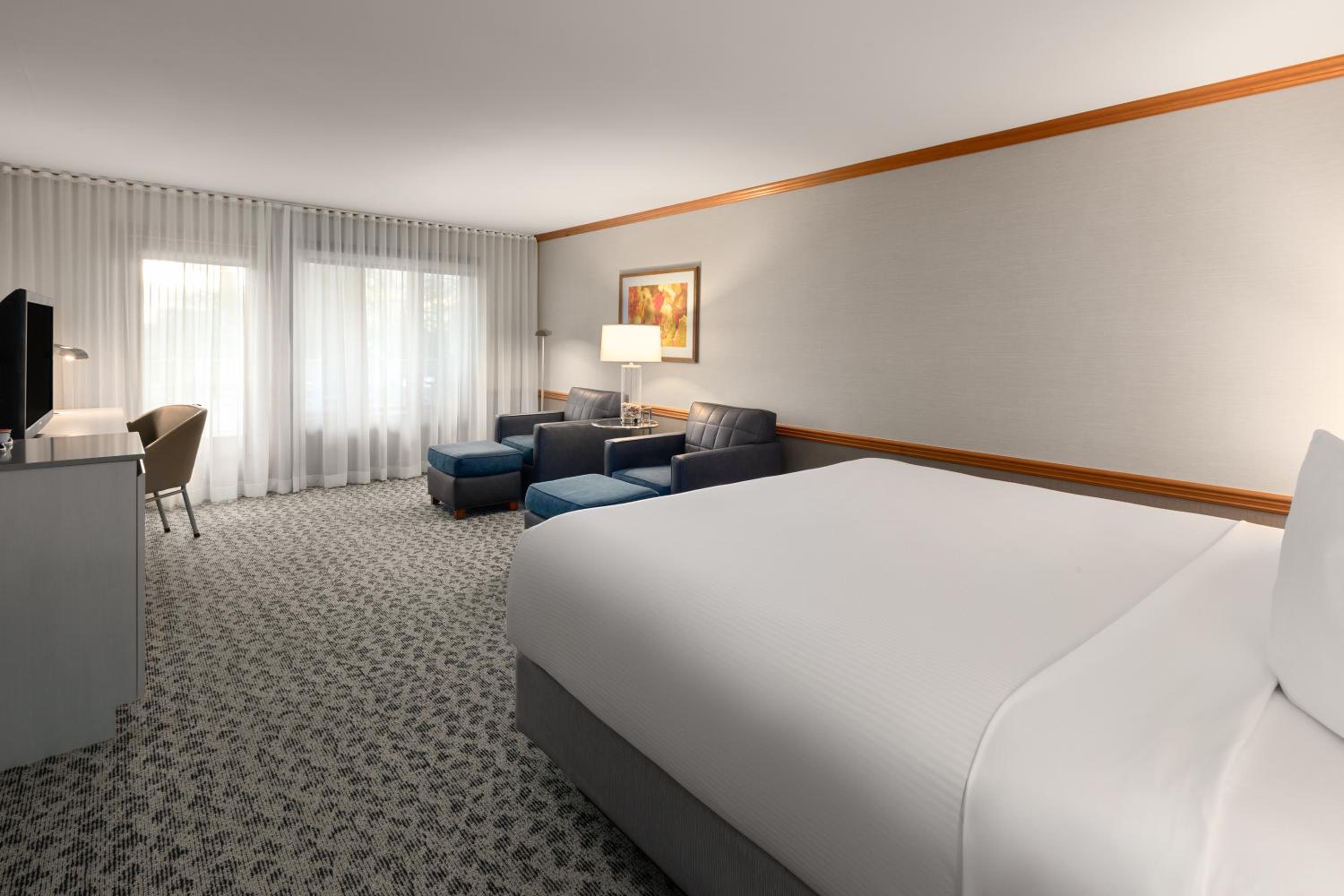 Premier King Room with Balcony - Non-Smoking - Photo 1