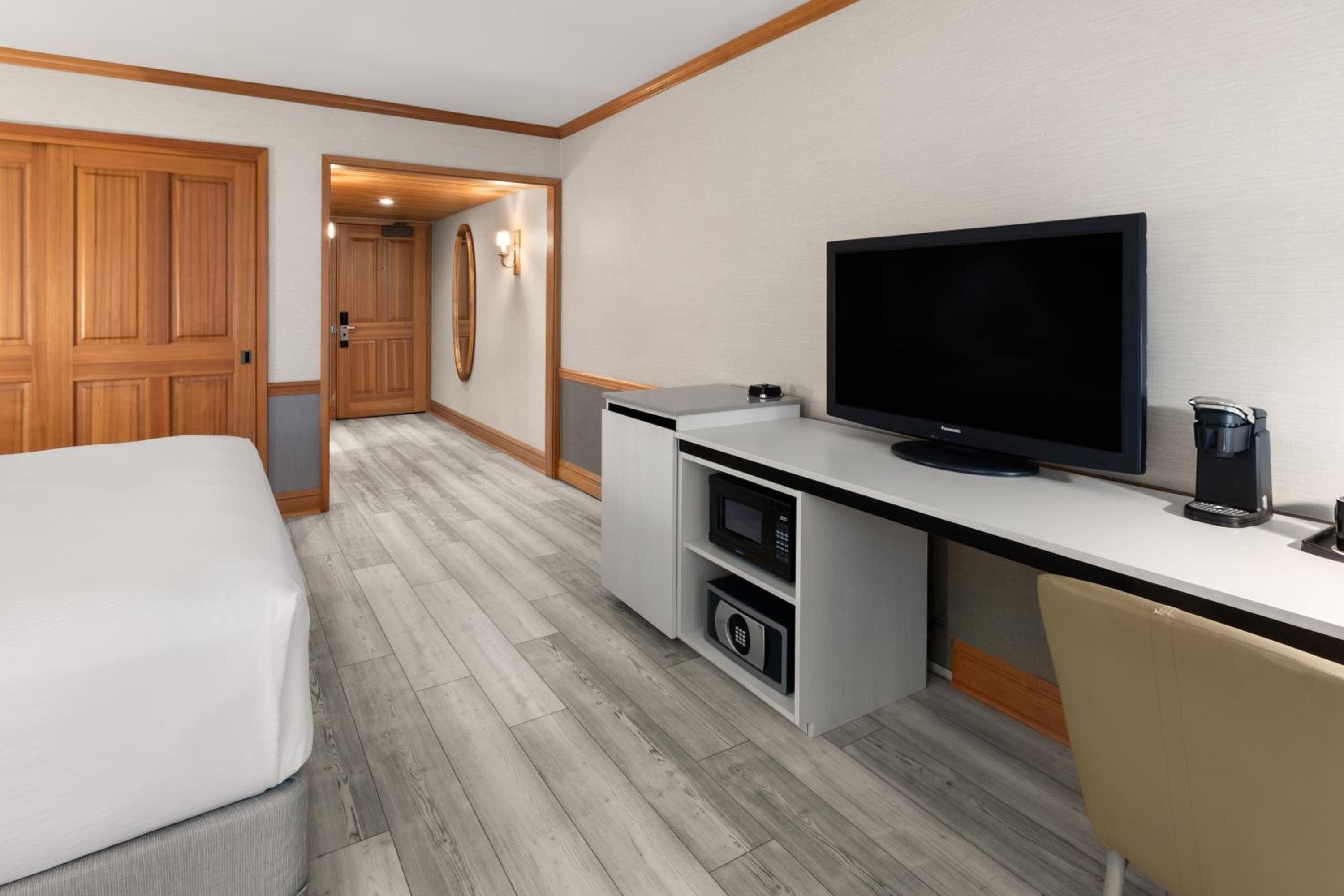 King Room with Tub w/Grab Bars and Patio - Mobility/Hearing Access - Non-Smoking - Photo 1
