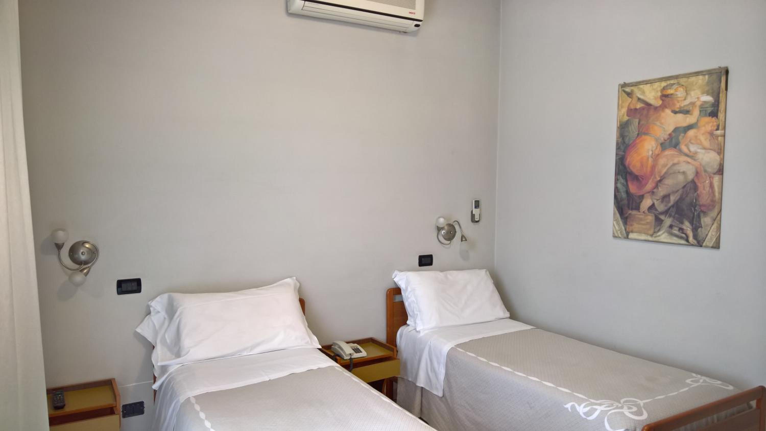 Twin Room - Photo 1