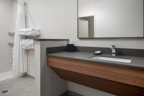 Queen Room with Two Queen Beds and Adapted Tub - Mobility Accessible - Photo 1