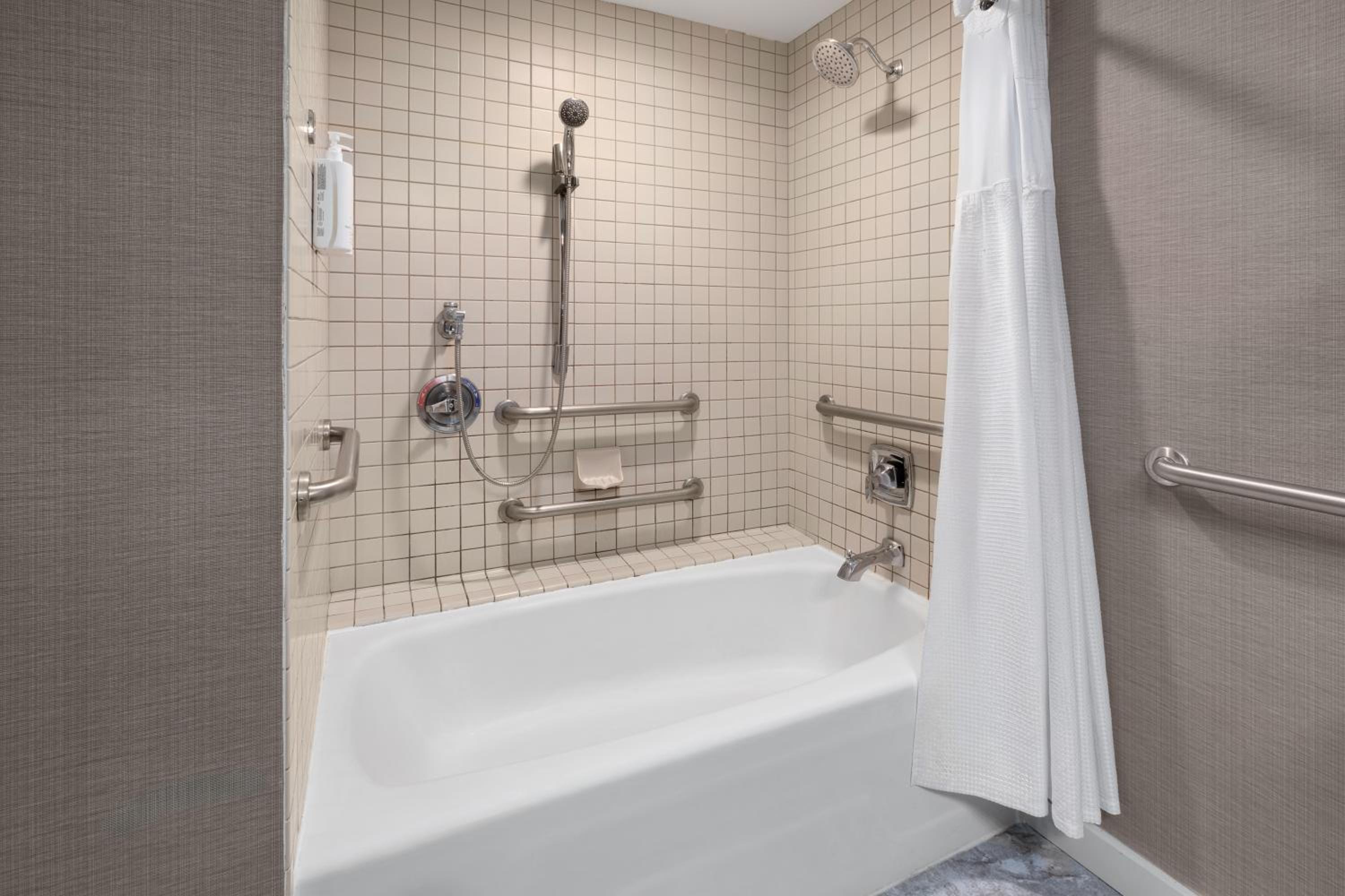 King Room with Tub w/Grab Bars and Patio - Mobility/Hearing Access - Non-Smoking - Photo 3