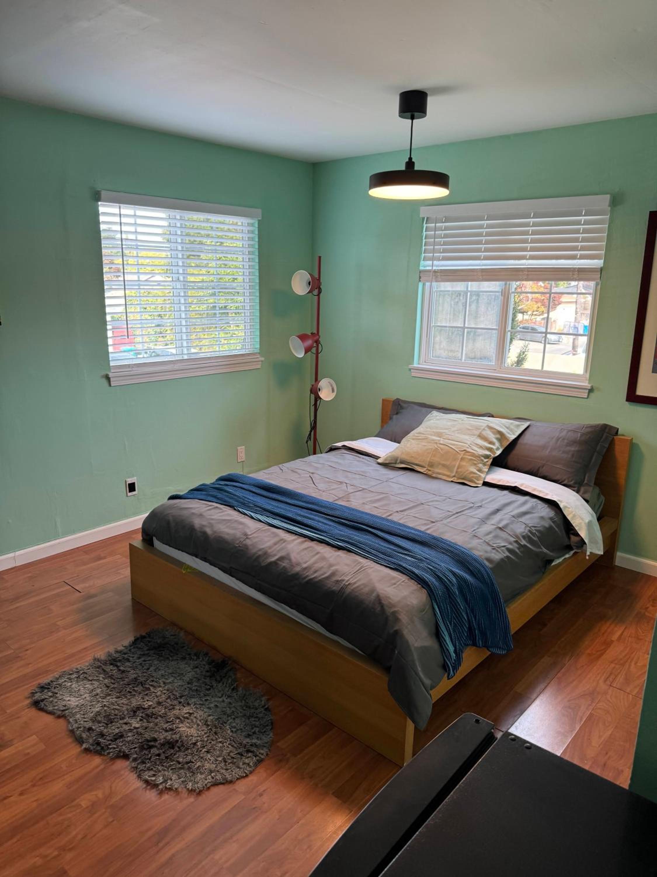 Queen Room with Shared Bathroom photo 1