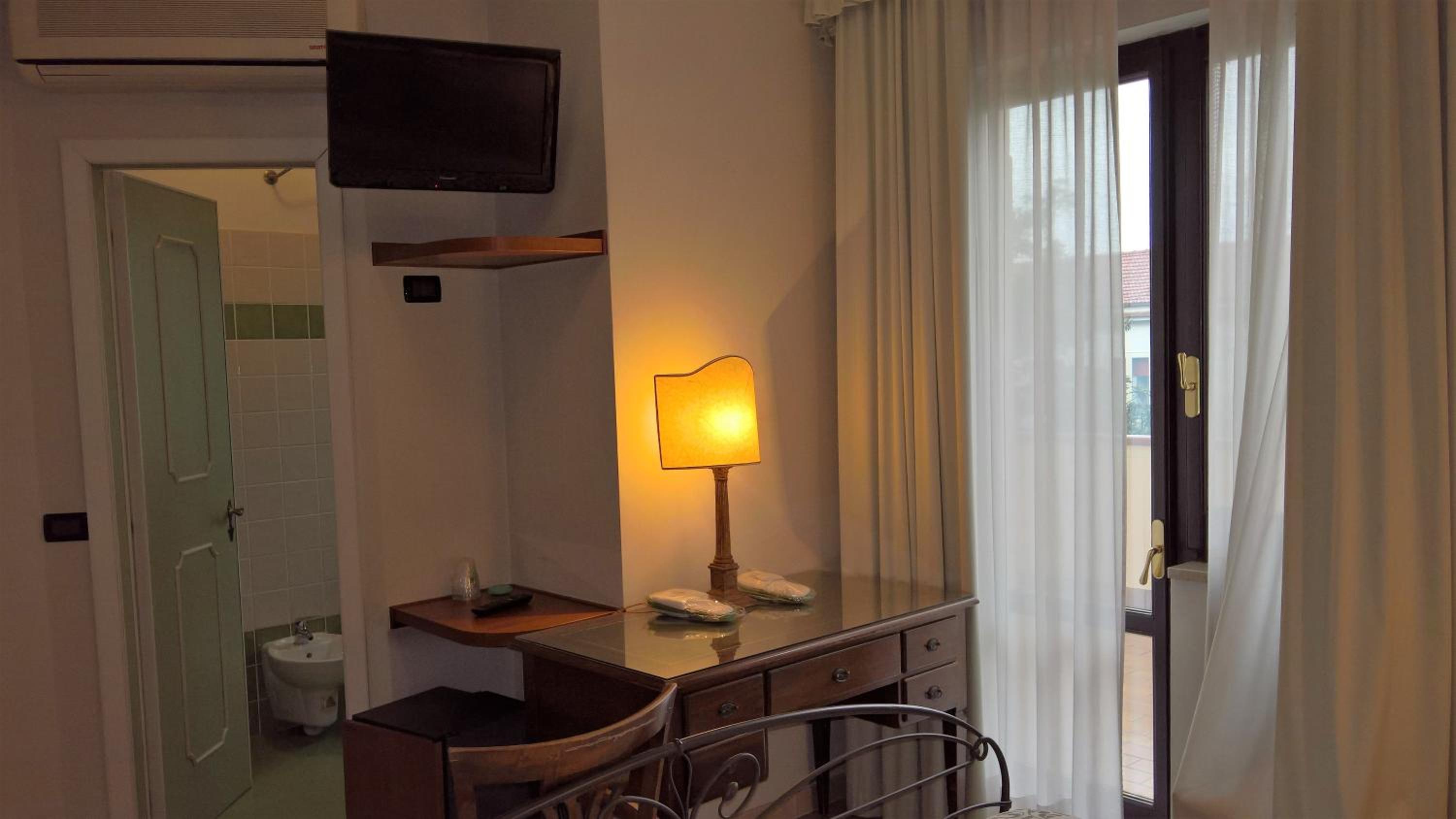 Twin Room - Photo 4