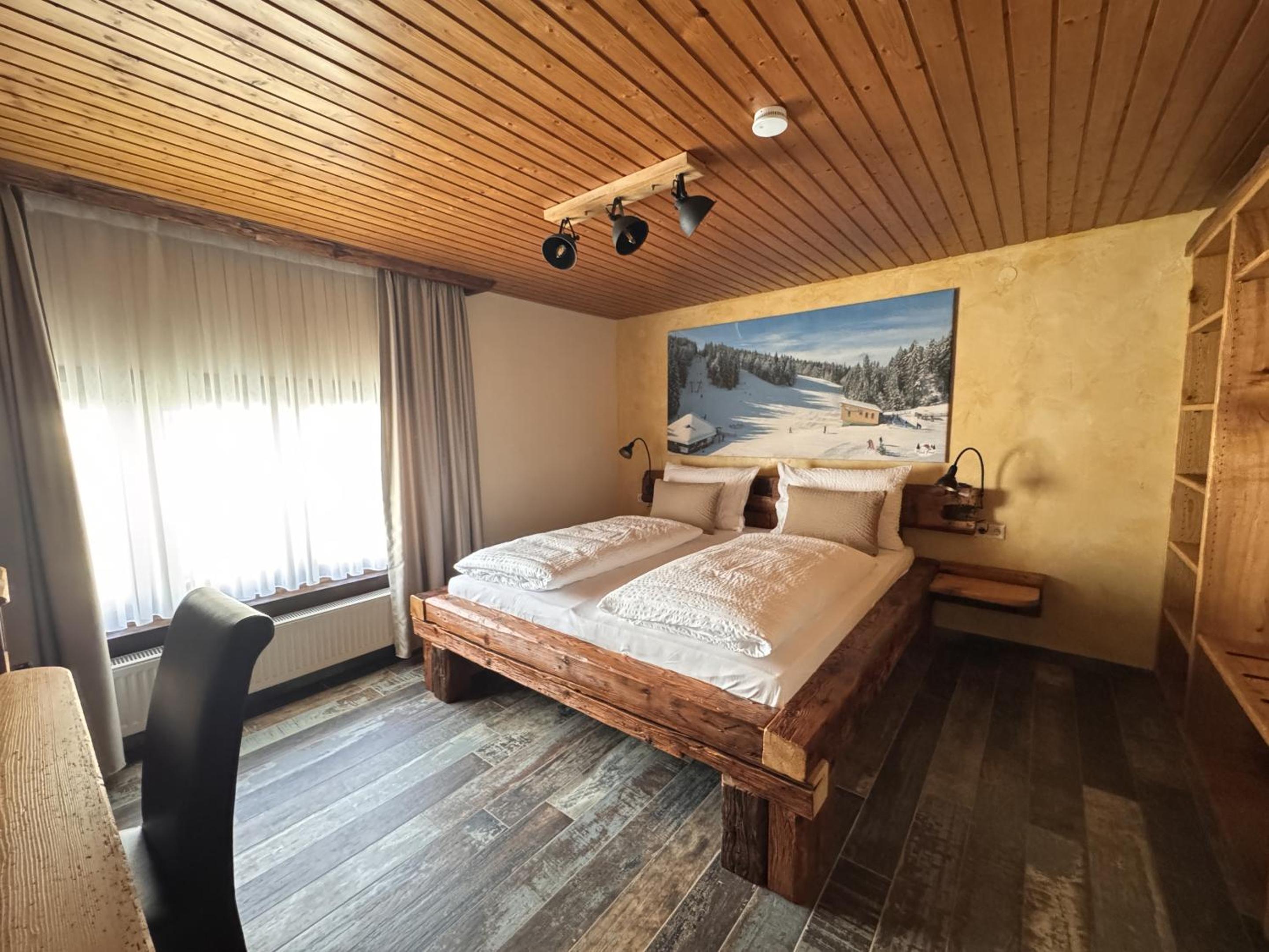 Deluxe Double Room with Shower - Photo 8
