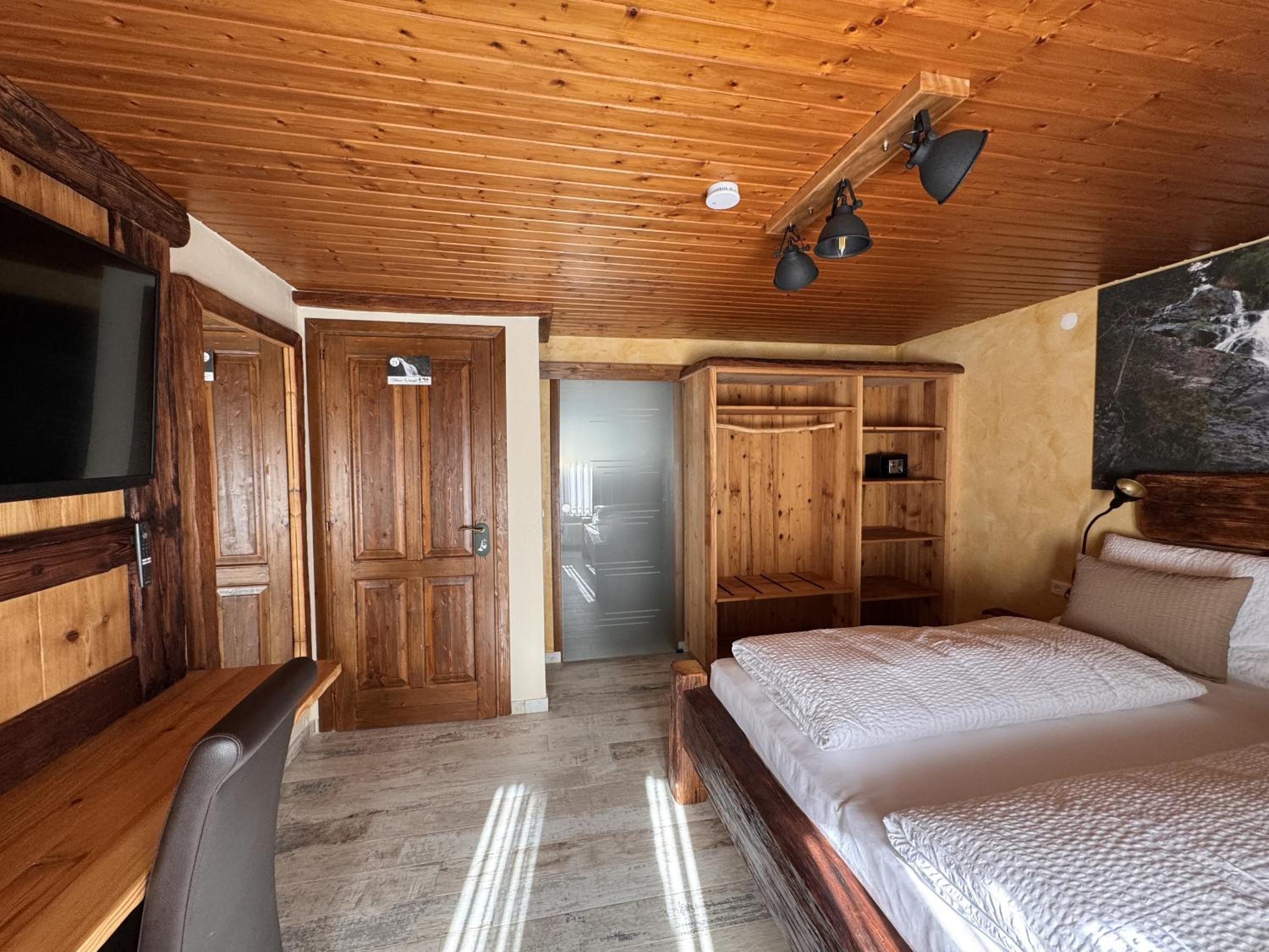 Deluxe Double Room with Shower - Photo 10