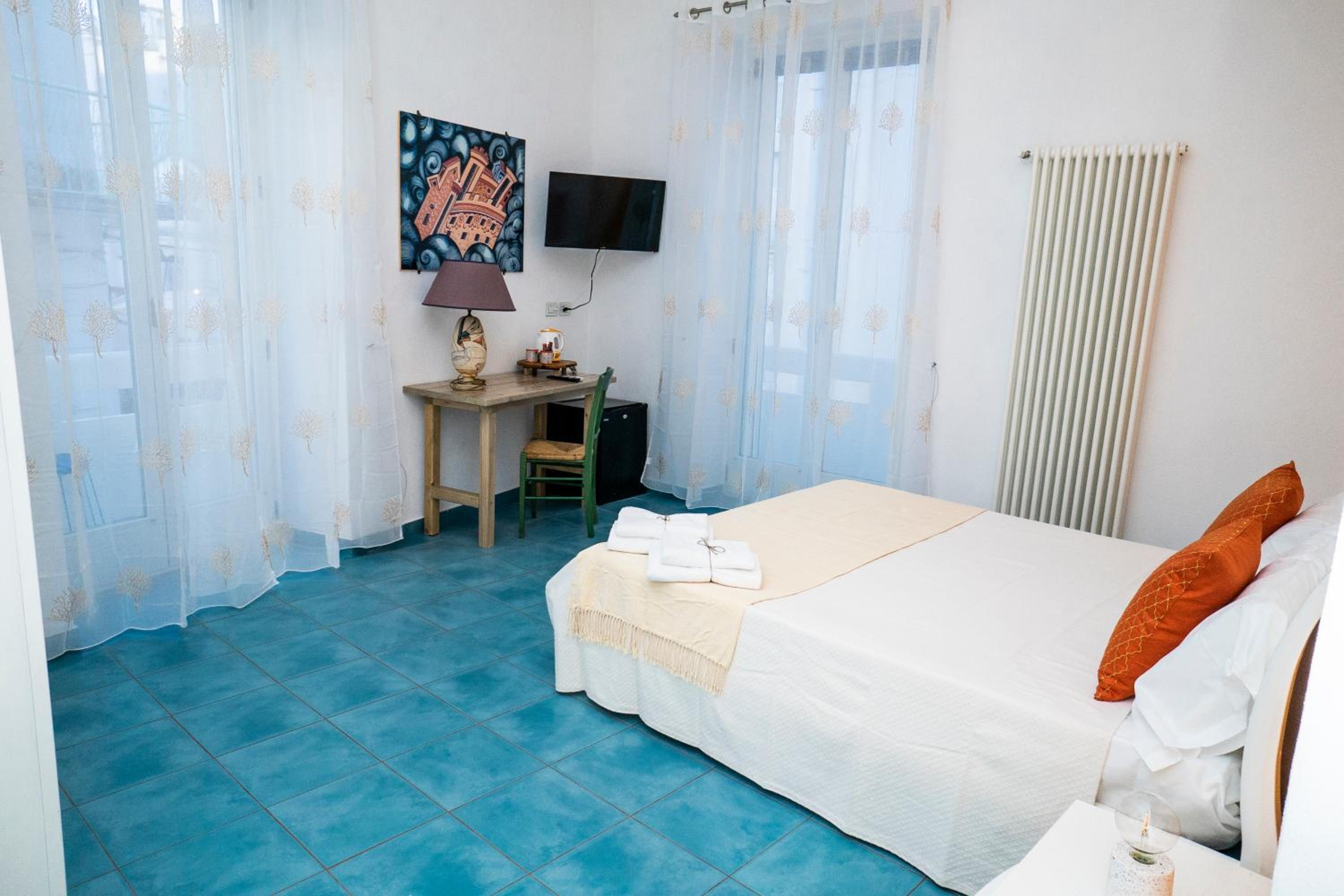 Double Room with Balcony - Photo 4