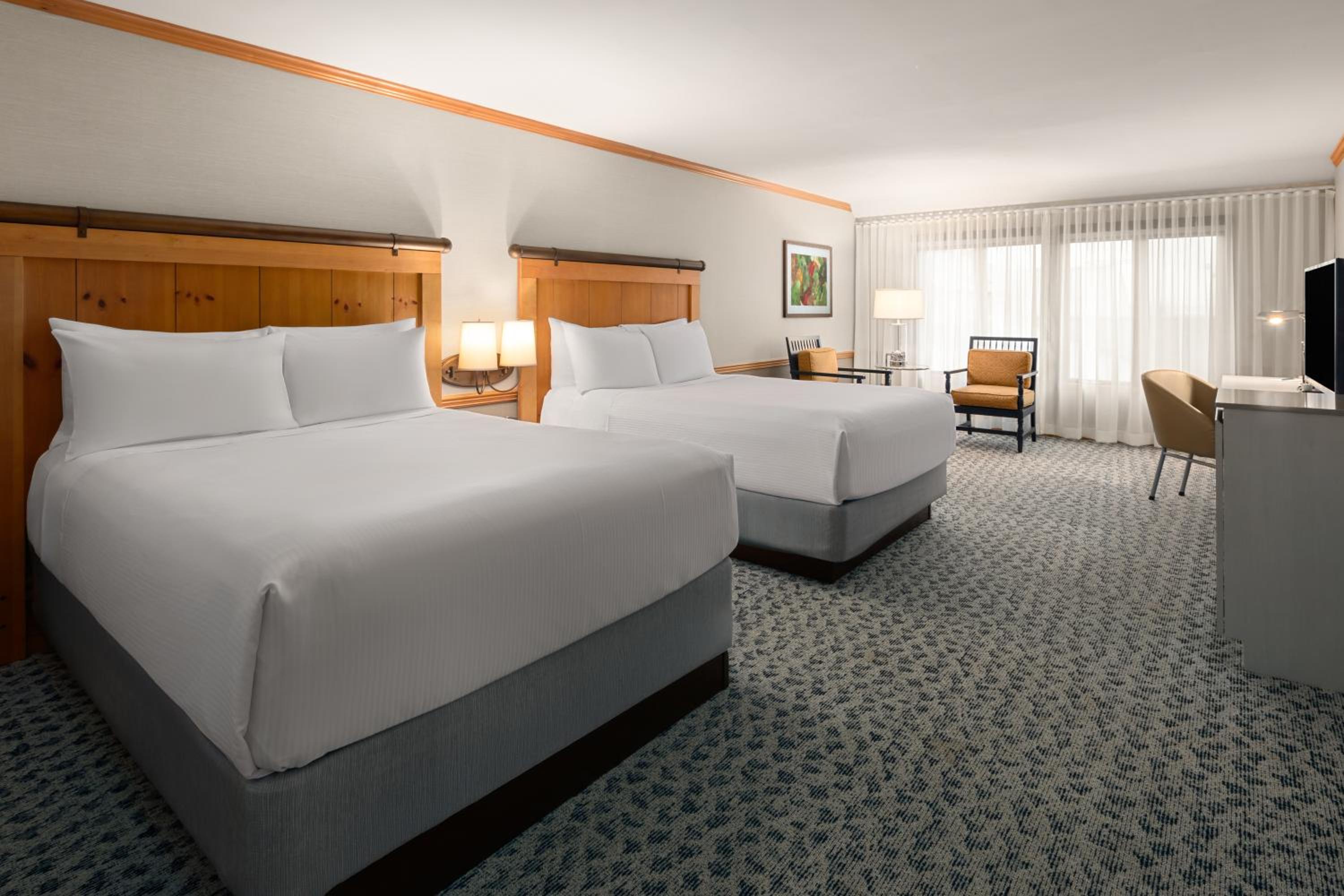 Queen Room with Tub w/Grab Bars and Water View - Mobility/Hearing Access - Non-Smoking - Photo 1