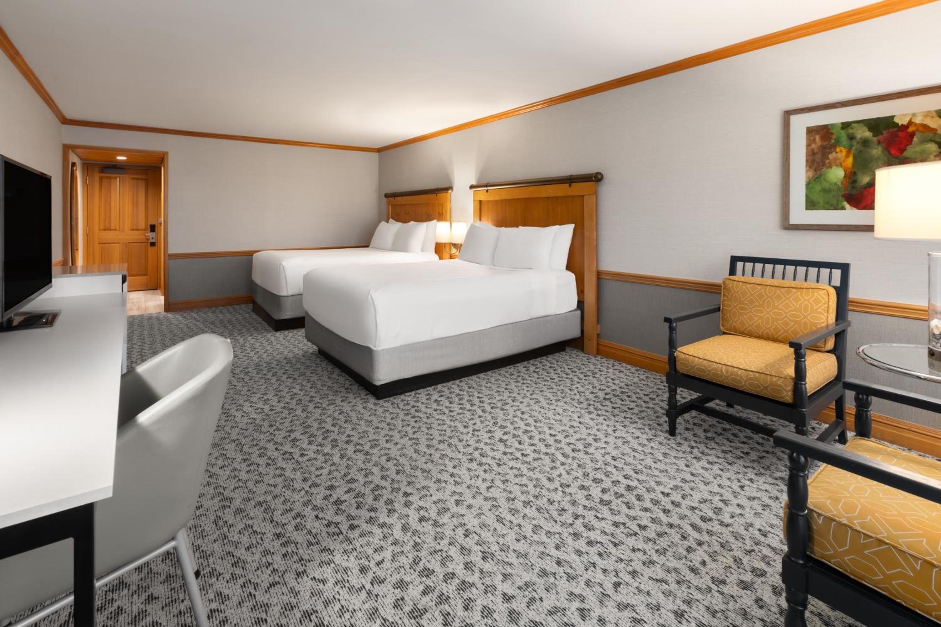 Queen Room with Tub w/Grab Bars and Water View - Mobility/Hearing Access - Non-Smoking - Photo 2