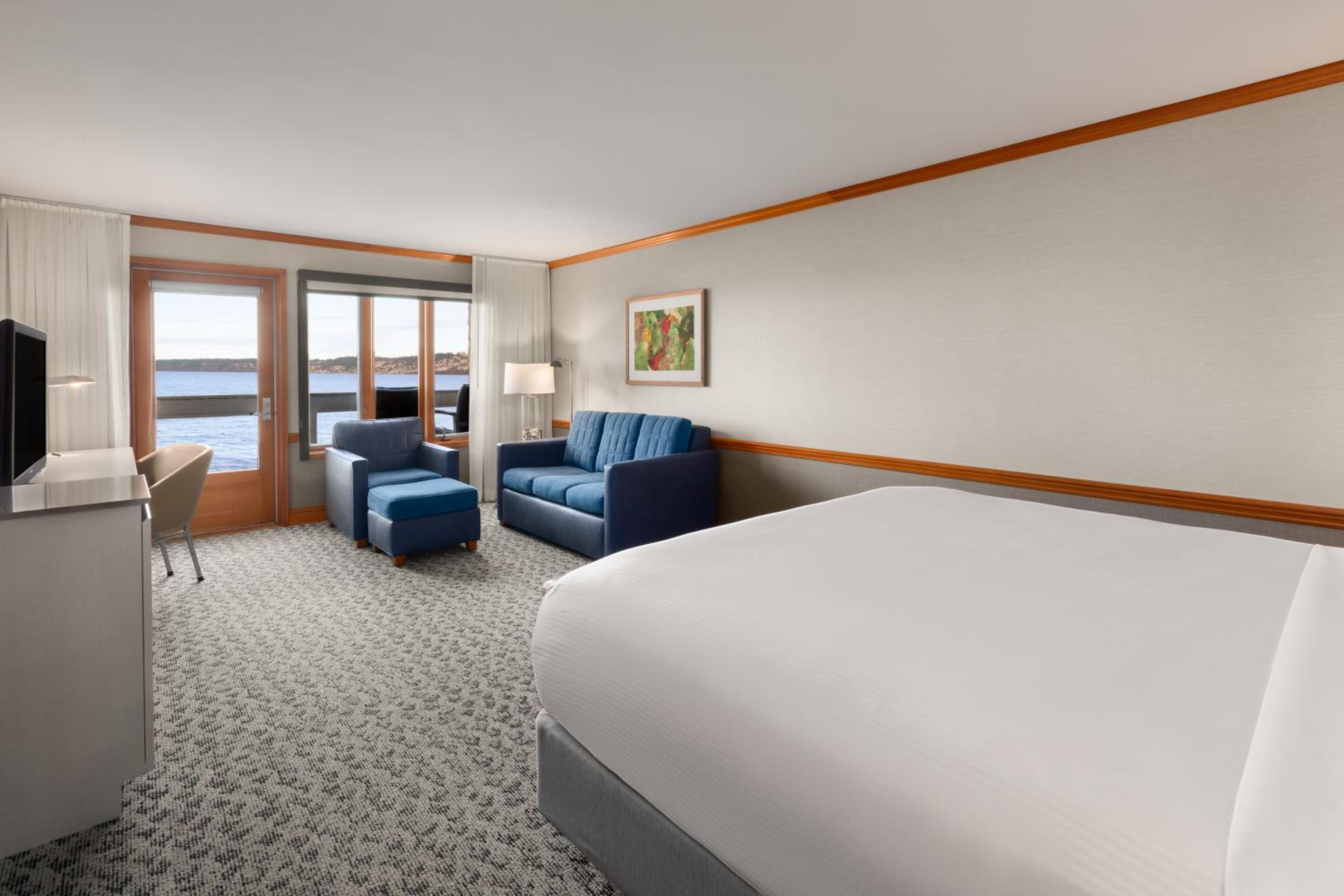 Premier King Room with Balcony and Water View - Non-Smoking - Photo 2