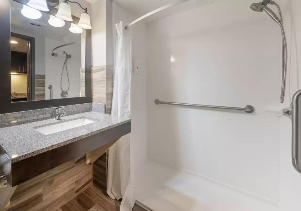 King Suite - Accessible/Non-Smoking - Photo 5