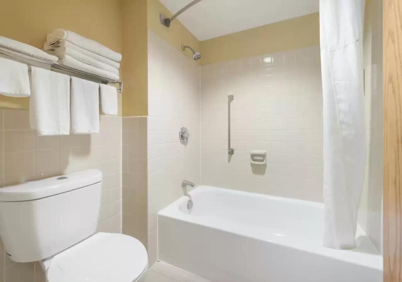 Queen Suite with Two Queen Beds - Non-Smoking - Ground Floor - Photo 4