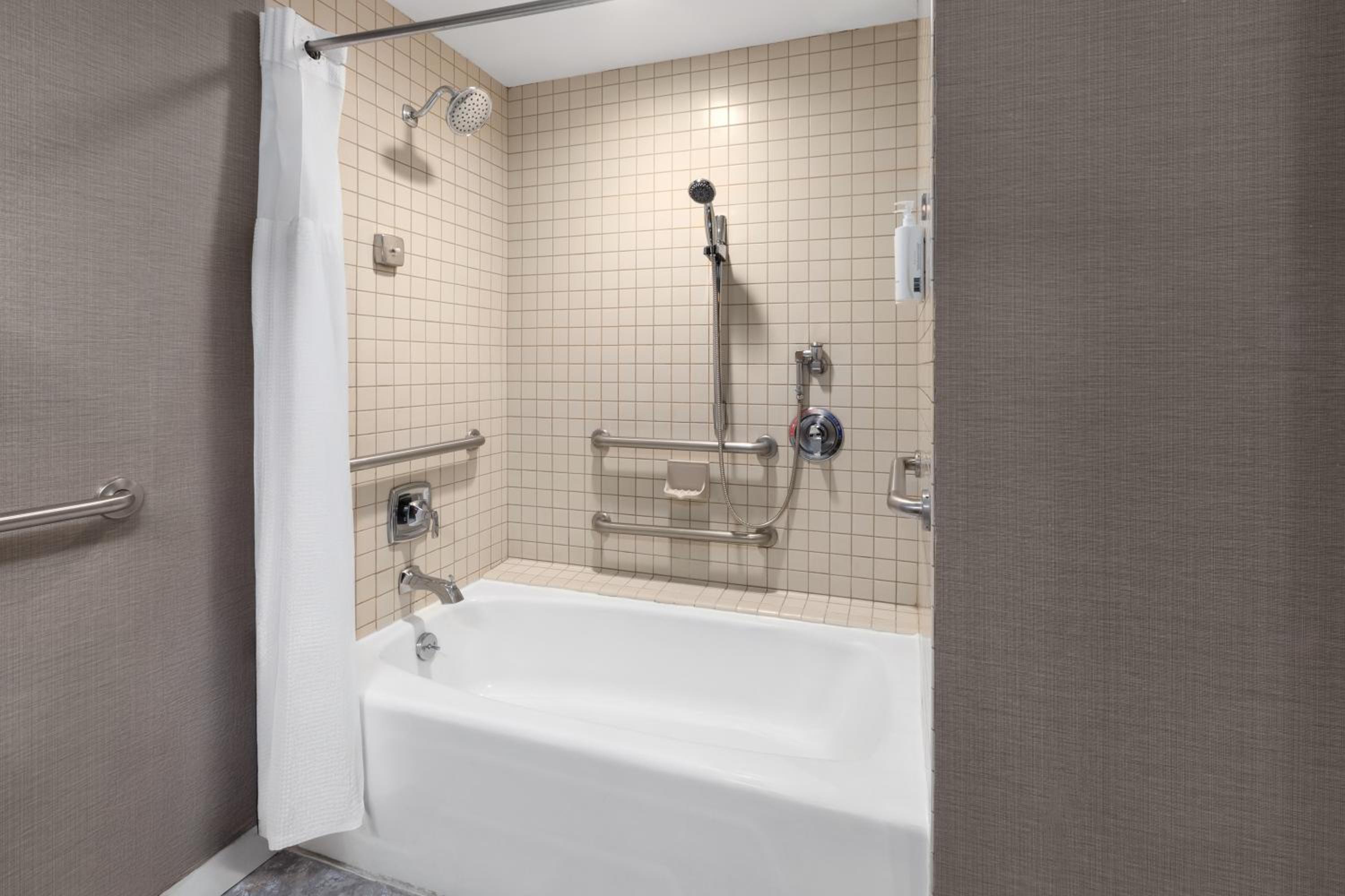 Queen Room with Tub w/Grab Bars and Water View - Mobility/Hearing Access - Non-Smoking - Photo 3