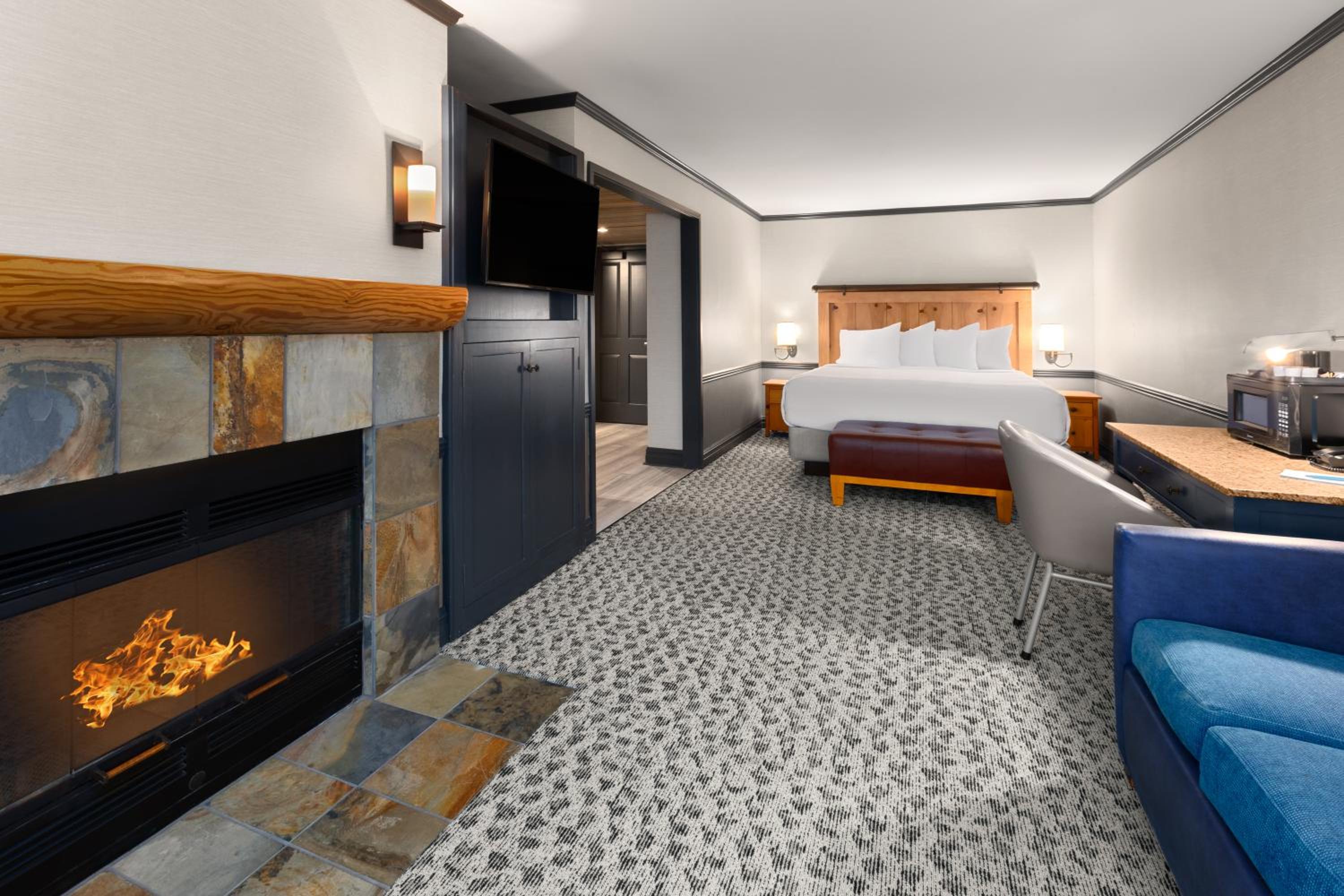 Junior King Suite - Non-Smoking - Photo 1