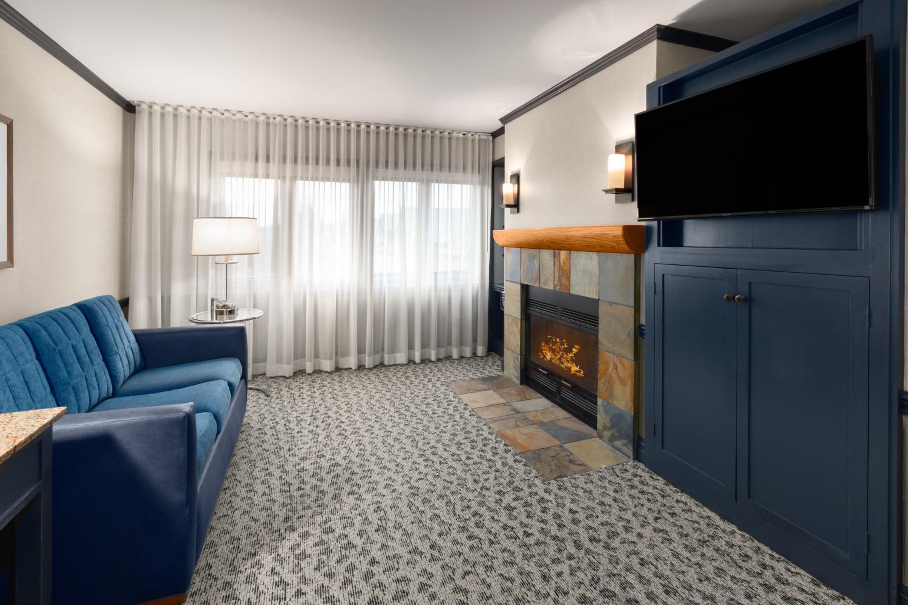 Junior King Suite - Non-Smoking - Photo 2