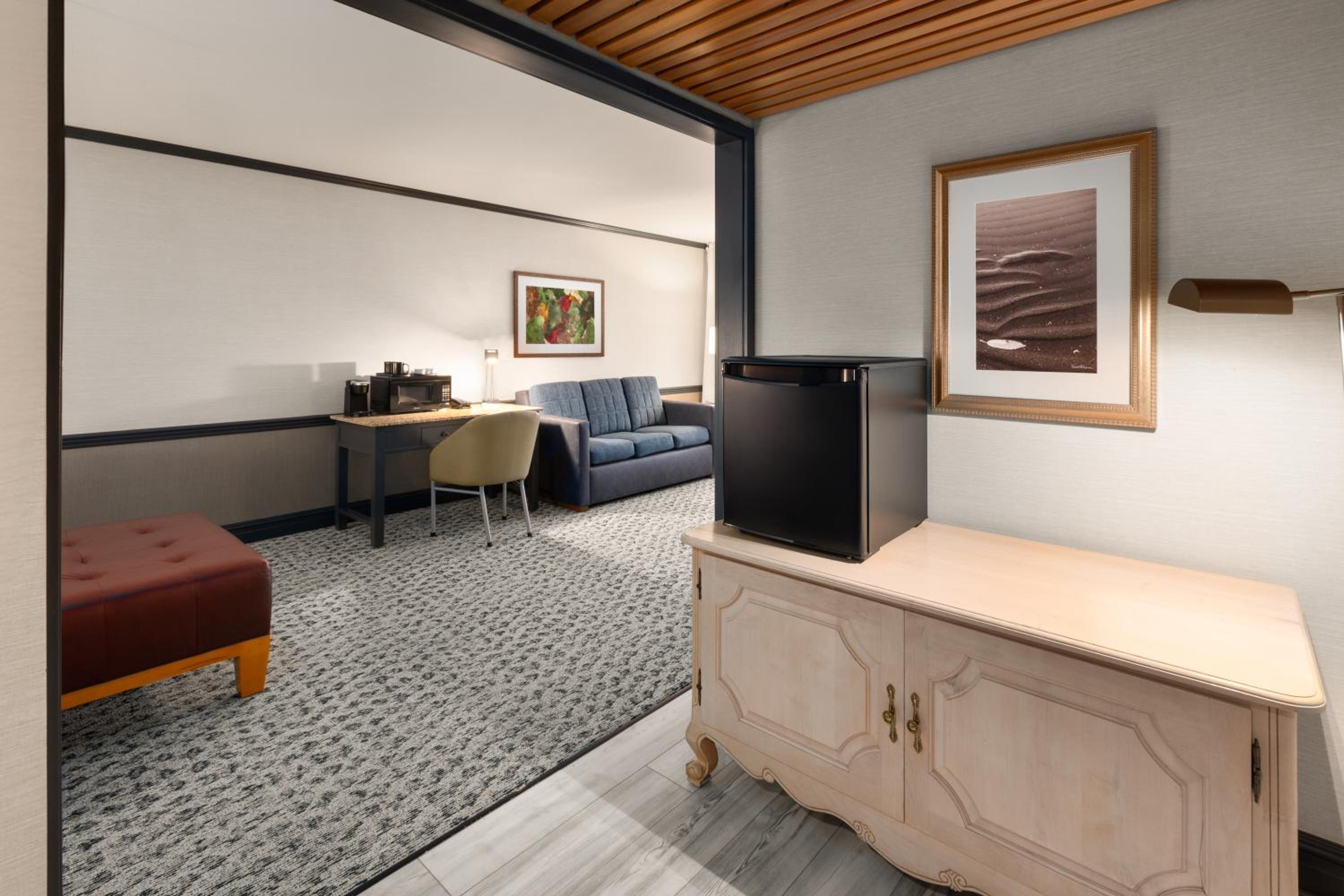 Junior King Suite - Non-Smoking - Photo 3