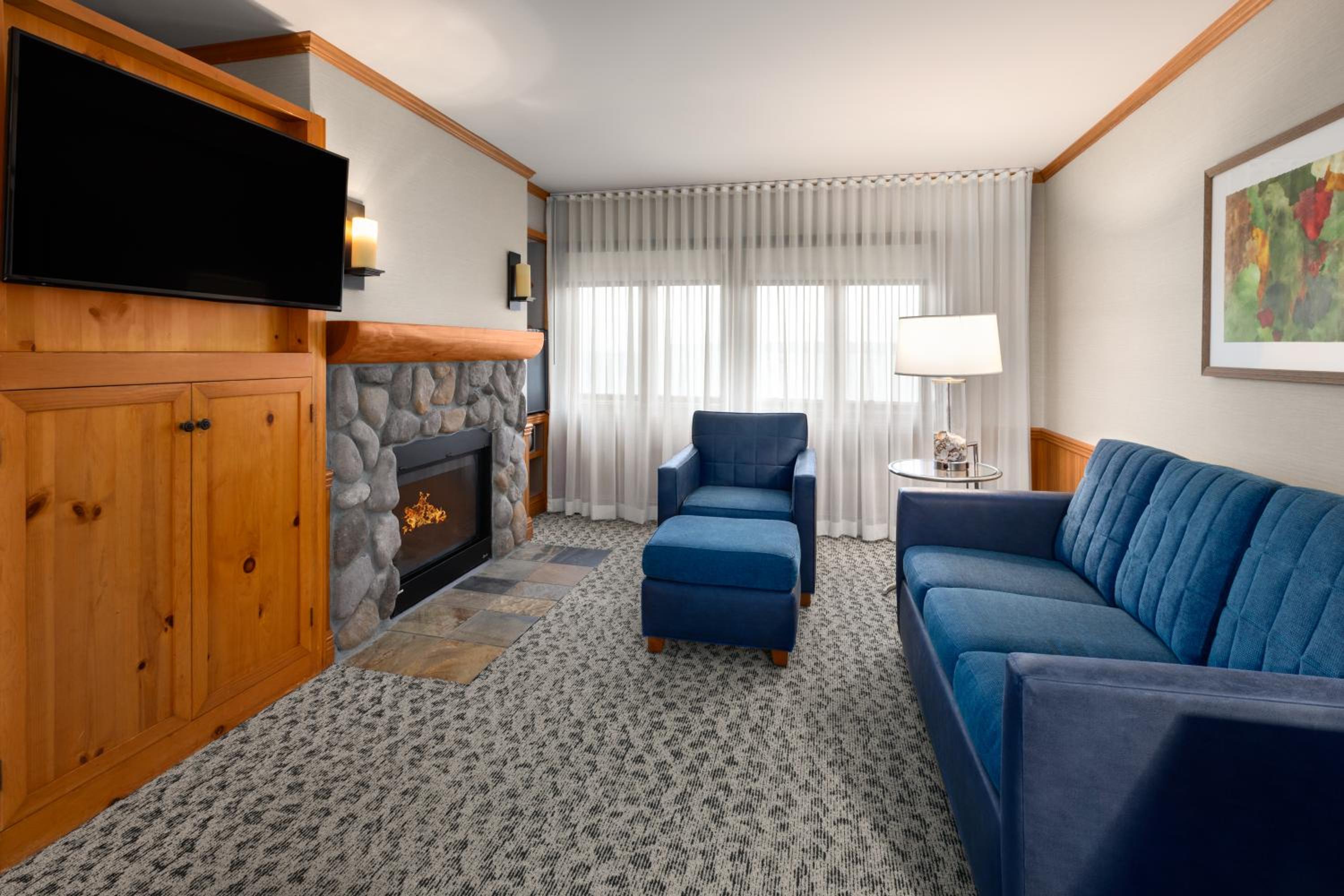 Junior King Suite with Water View - Non-Smoking - Photo 4